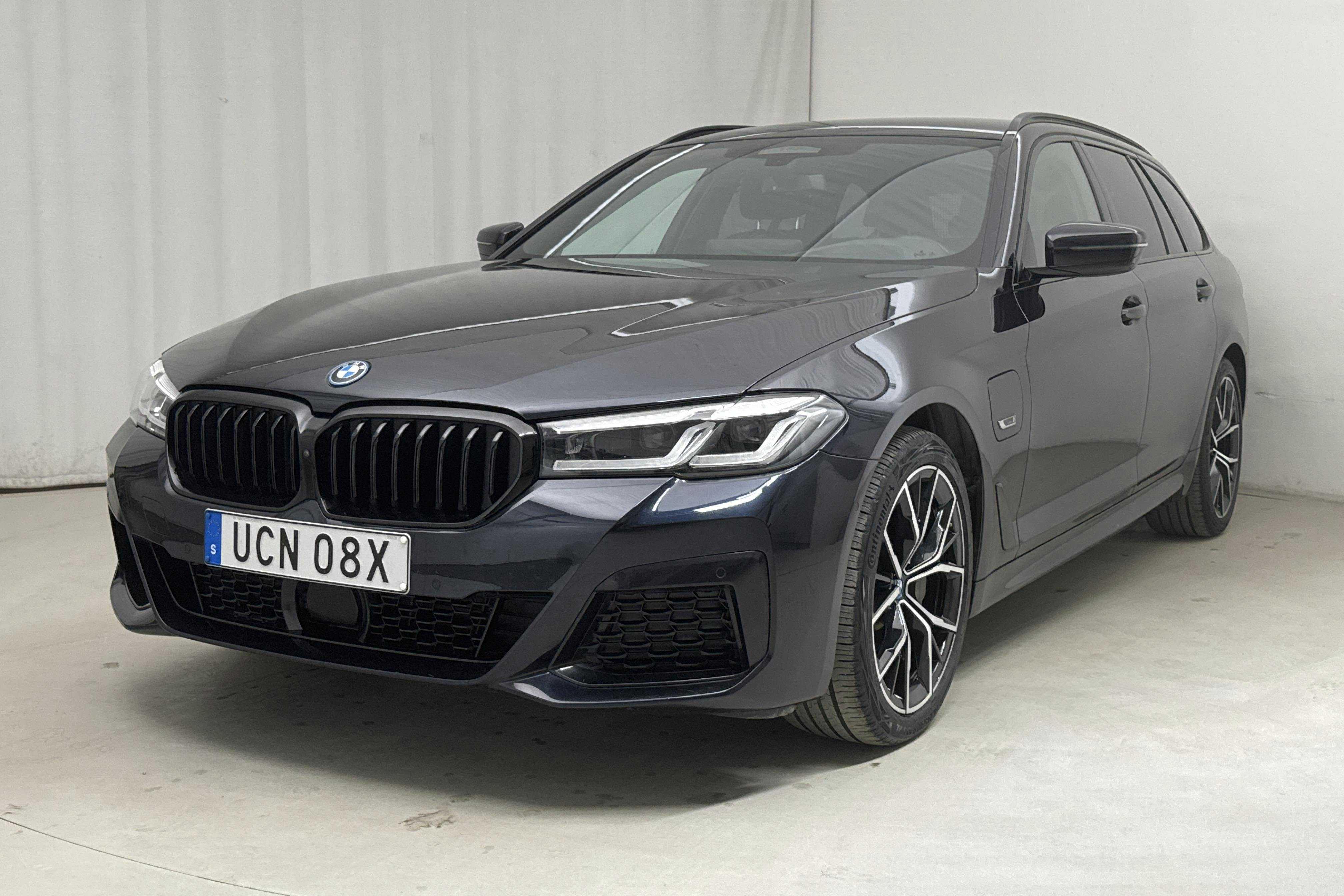 BMW 530e xDrive Touring, G31 12kWh LCI (292hk) - 42 590 km - Automatyczna - czarny - 2023