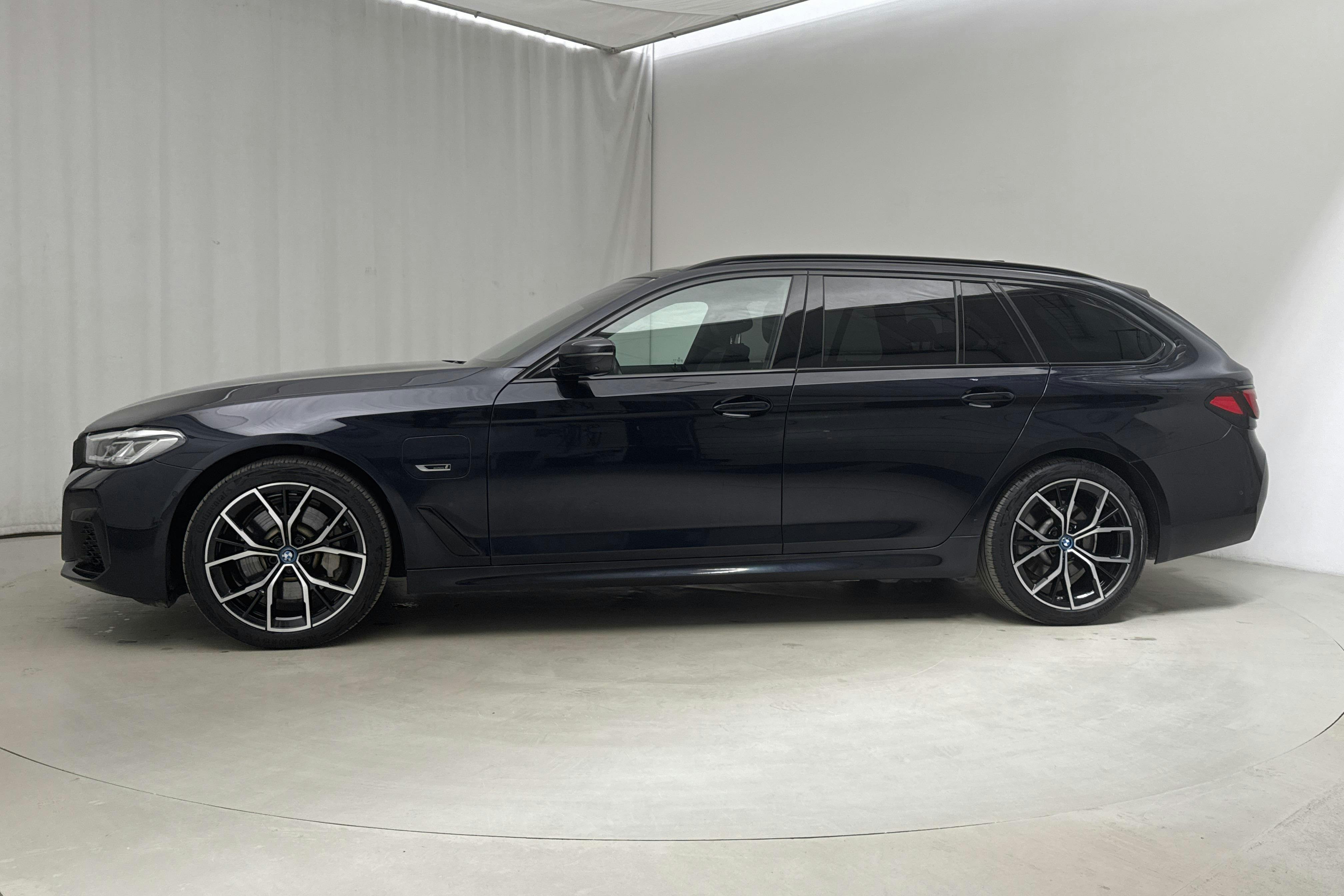 BMW 530e xDrive Touring, G31 12kWh LCI (292hk) - 42 590 km - Automatyczna - czarny - 2023