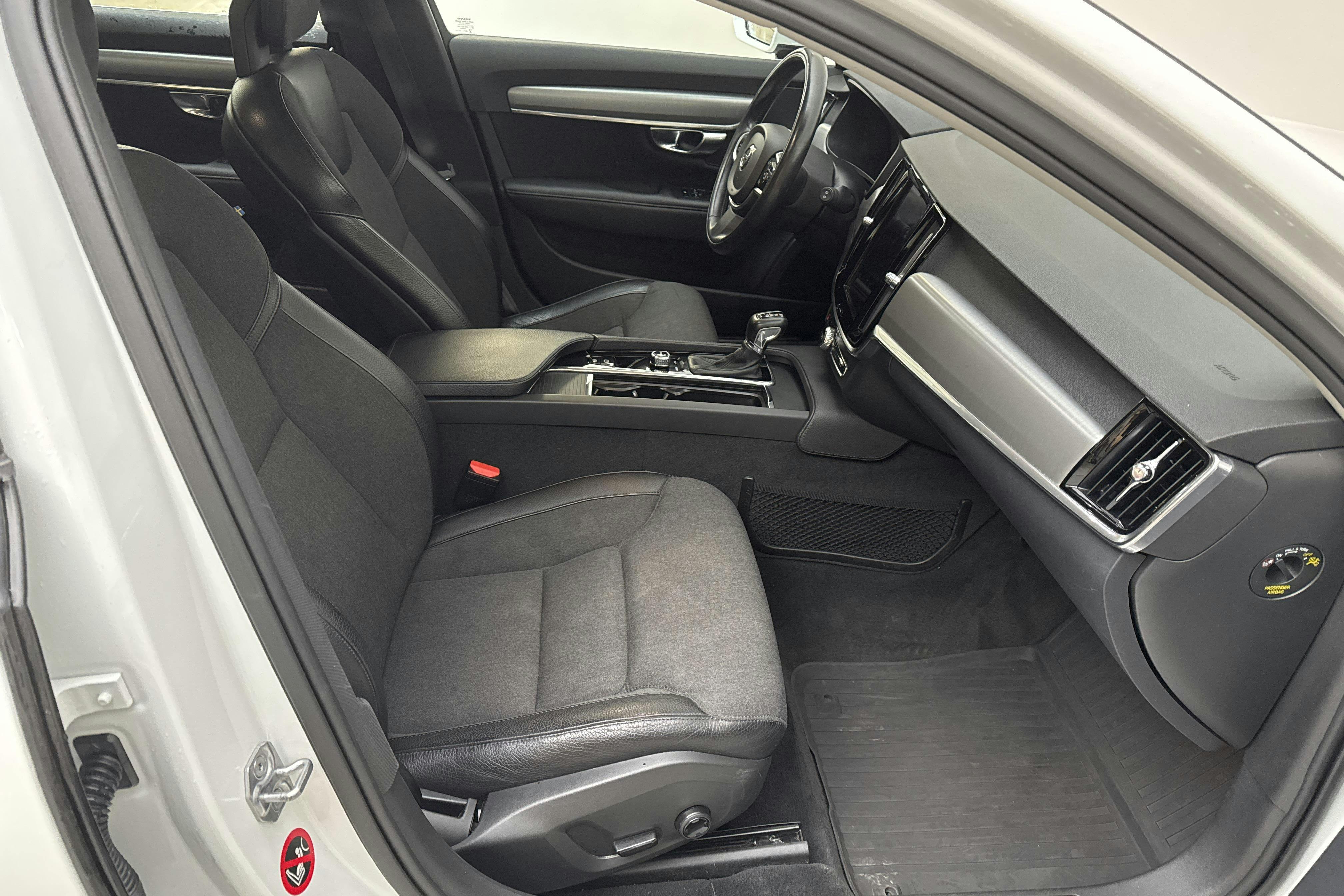Volvo V90 D4 (190hk) - 128 270 km - Automatyczna - biały - 2017