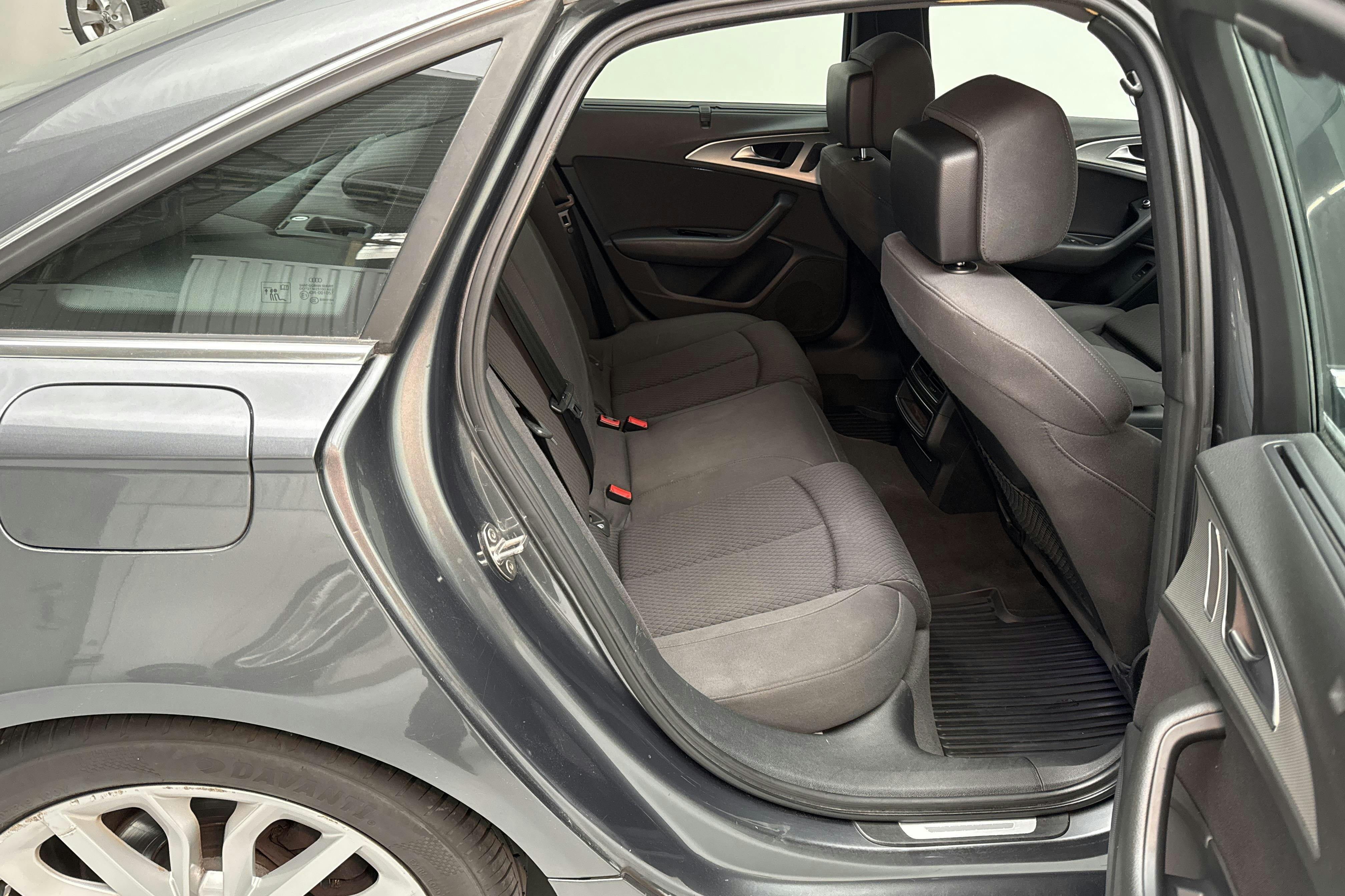 Audi A6 2.0 TDI (177hk) - 232 260 km - Manual - gray - 2011