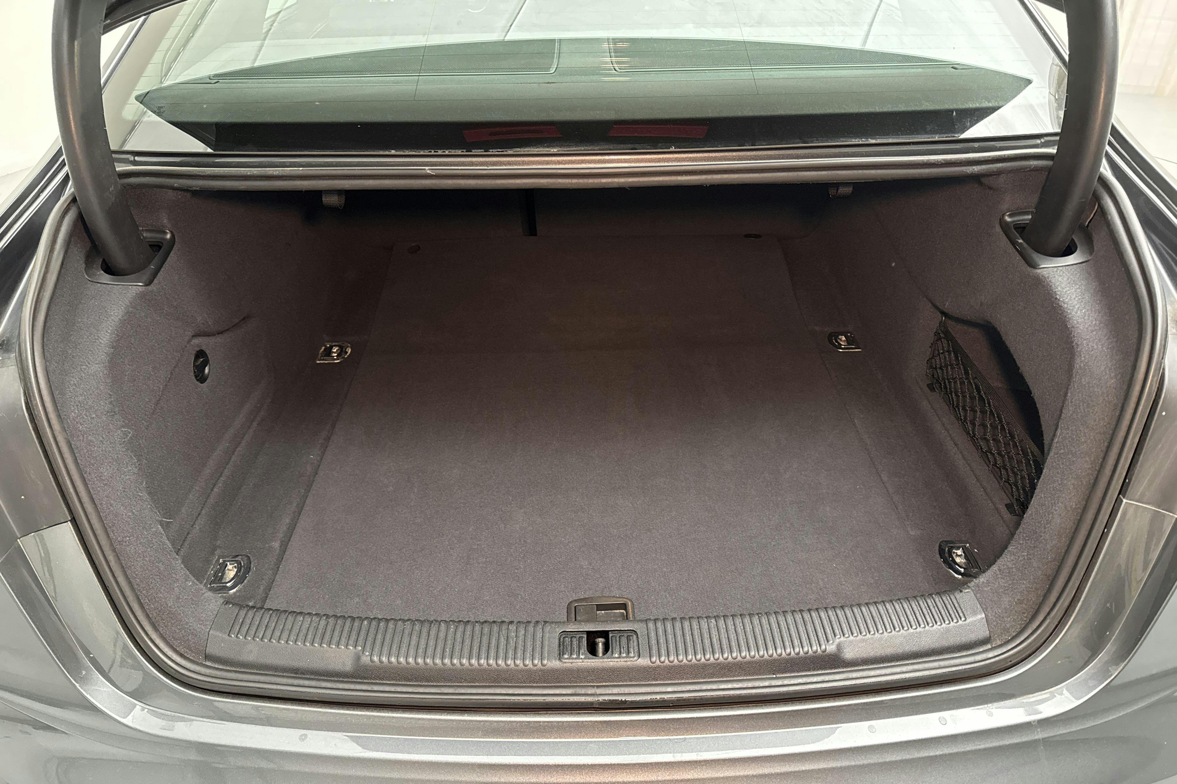 Audi A6 2.0 TDI (177hk) - 232 260 km - Manual - gray - 2011