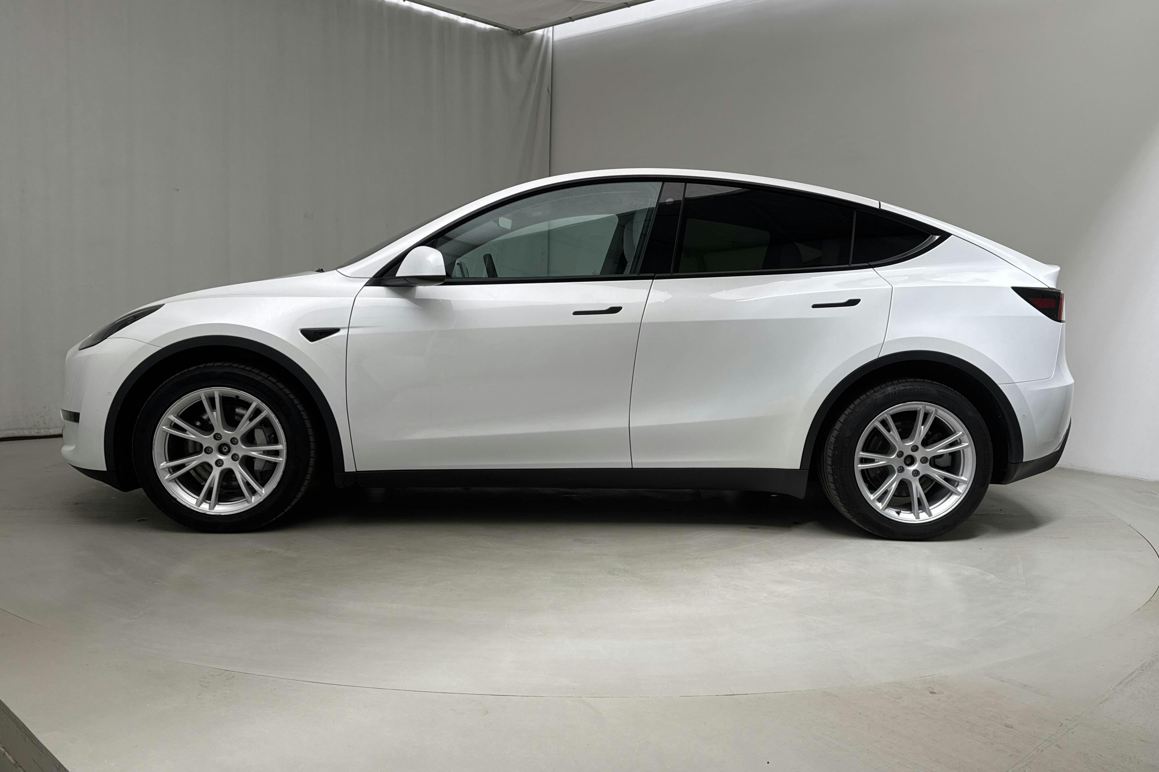Tesla Model Y Long Range Dual Motor AWD - 2 674 mil - Automat - vit - 2022