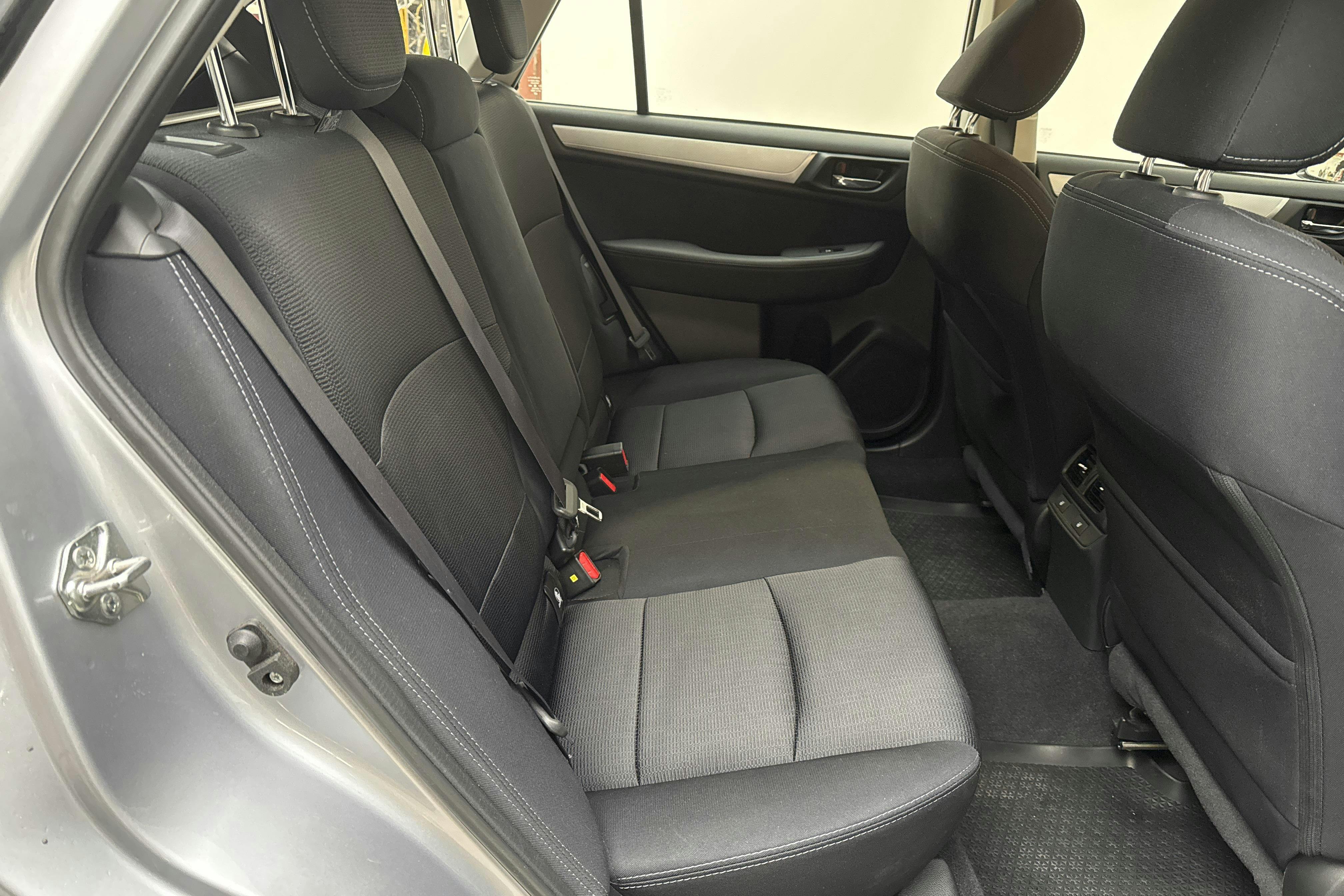 Subaru Outback 2.5i 4WD (175hk) - 62 400 km - Automatic - silver - 2015