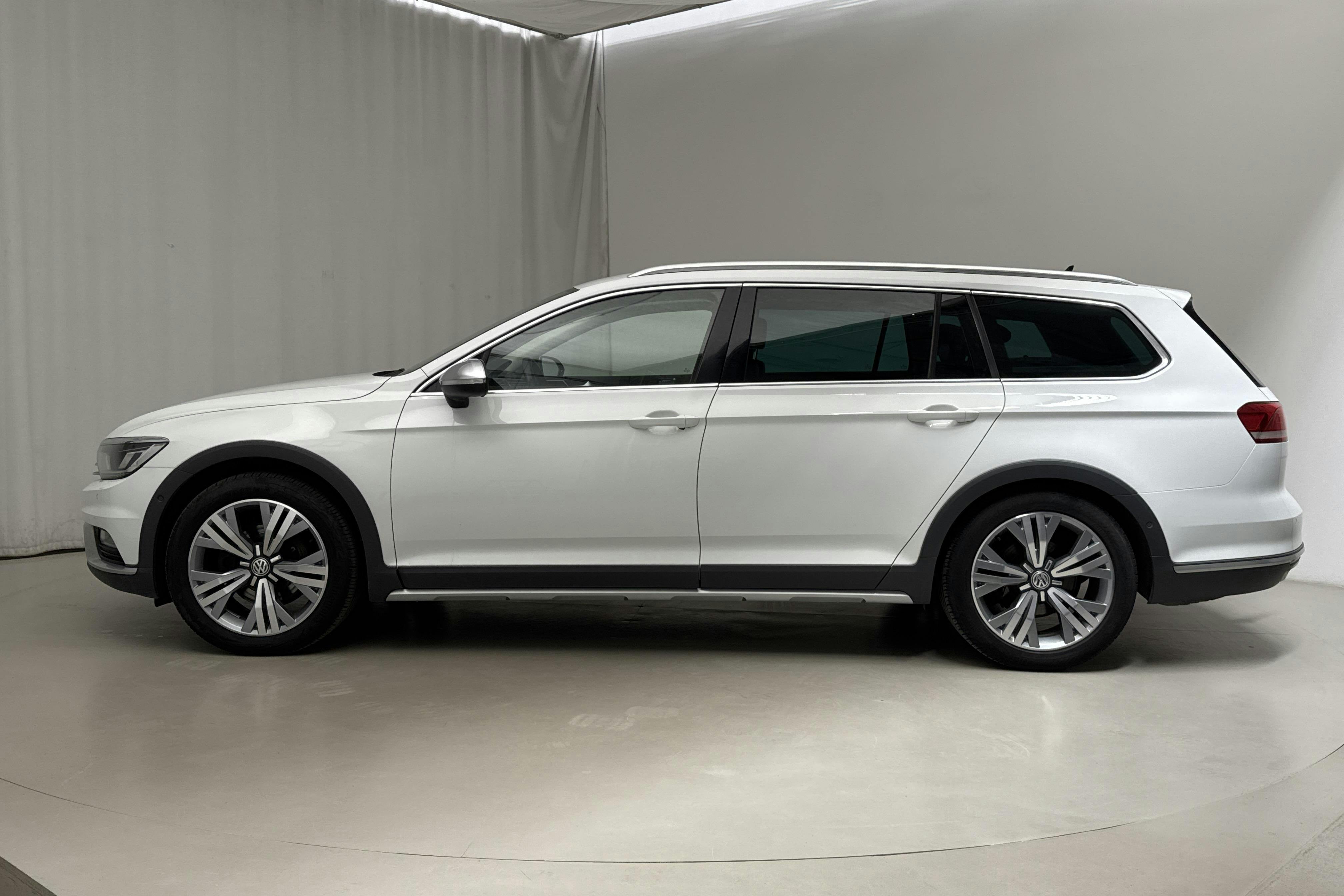 VW Passat Alltrack 2.0 TDI 4MOTION (190hk) - 26 569 mil - Automat - vit - 2016