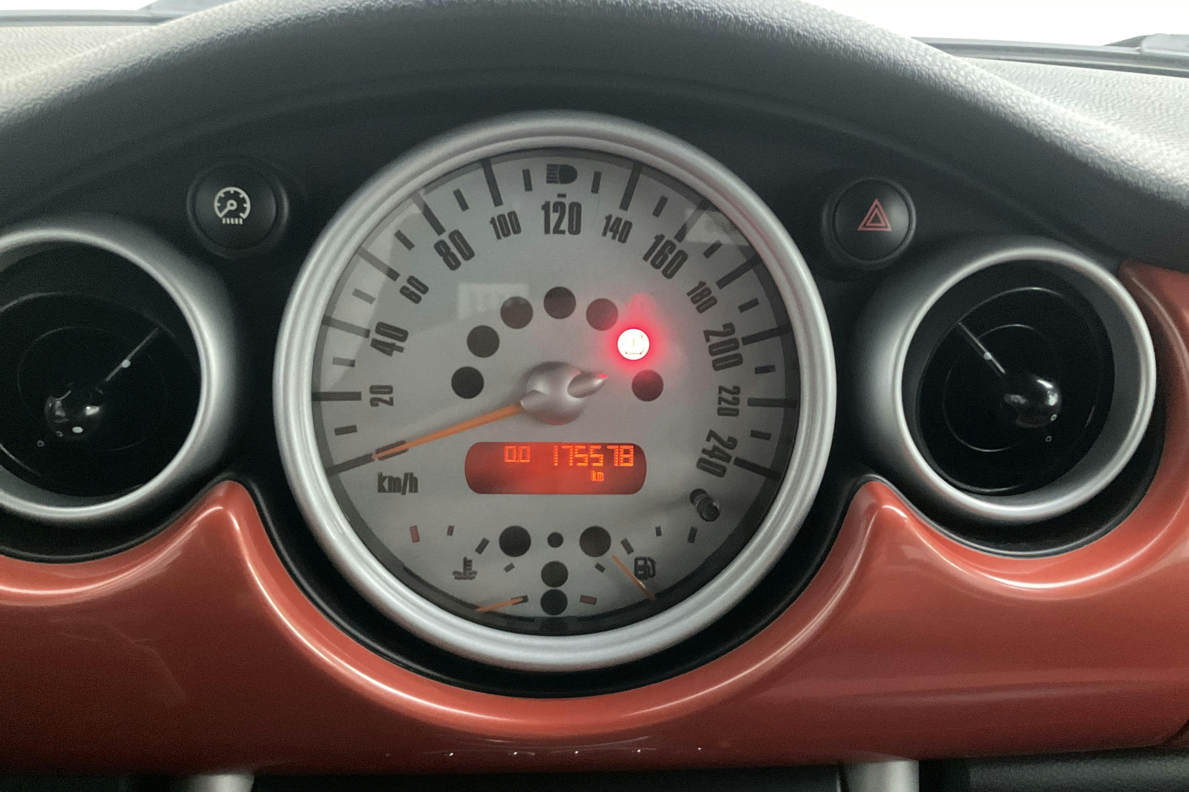 MINI Cooper 1.6 Cabriolet (115hk) - 17 558 mil - Manuell - orange - 2004