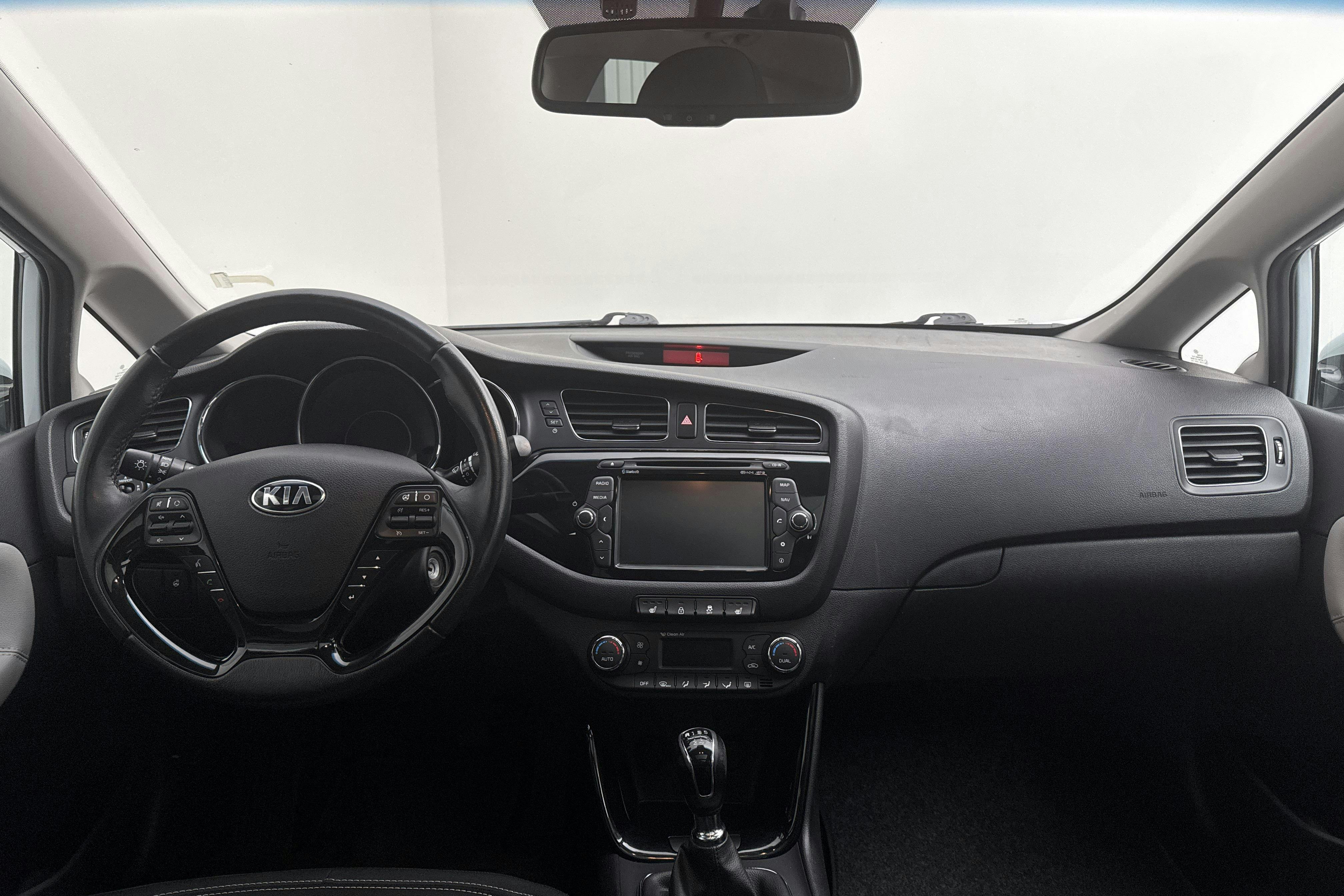 KIA Cee'd 1.6 CRDi SW (128hk) - 125 210 km - Manual - white - 2015