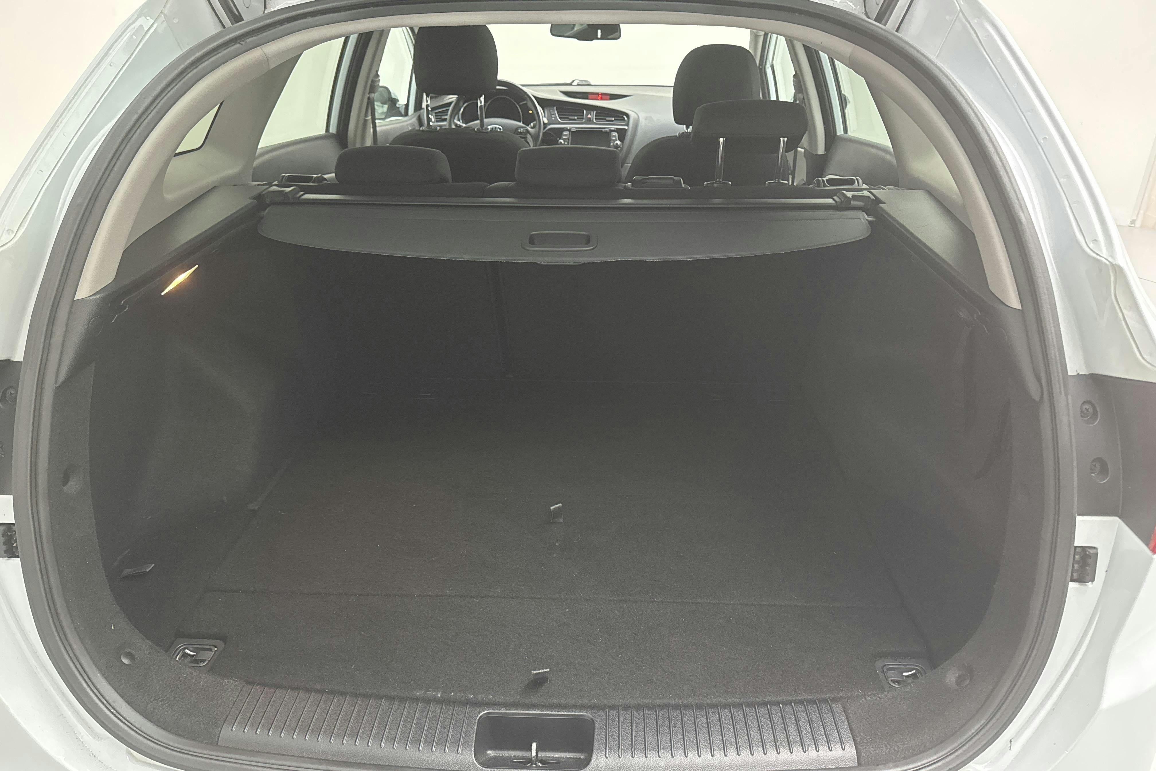 KIA Cee'd 1.6 CRDi SW (128hk) - 125 210 km - Manual - white - 2015