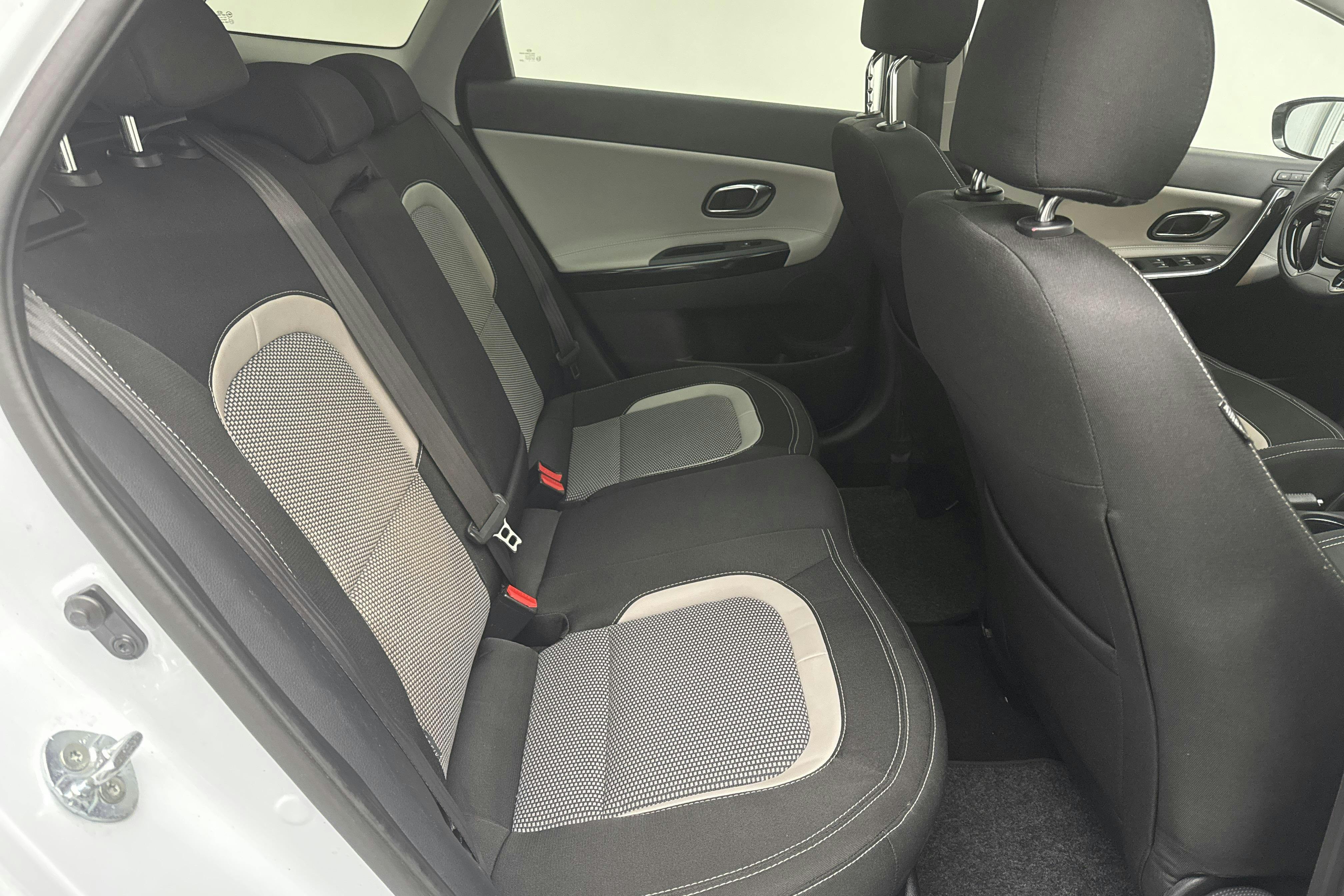 KIA Cee'd 1.6 CRDi SW (128hk) - 125 210 km - Manual - white - 2015