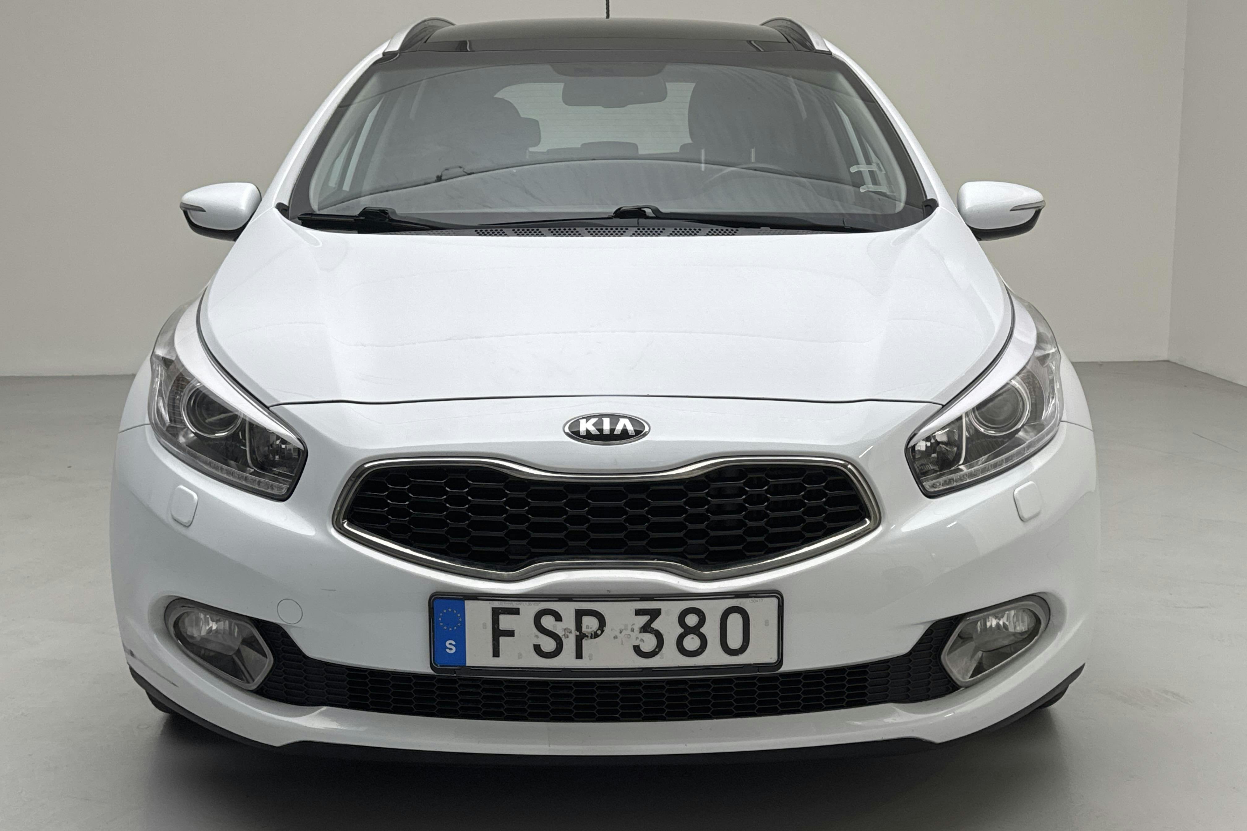 KIA Cee'd 1.6 CRDi SW (128hk) - 125 210 km - Manual - white - 2015
