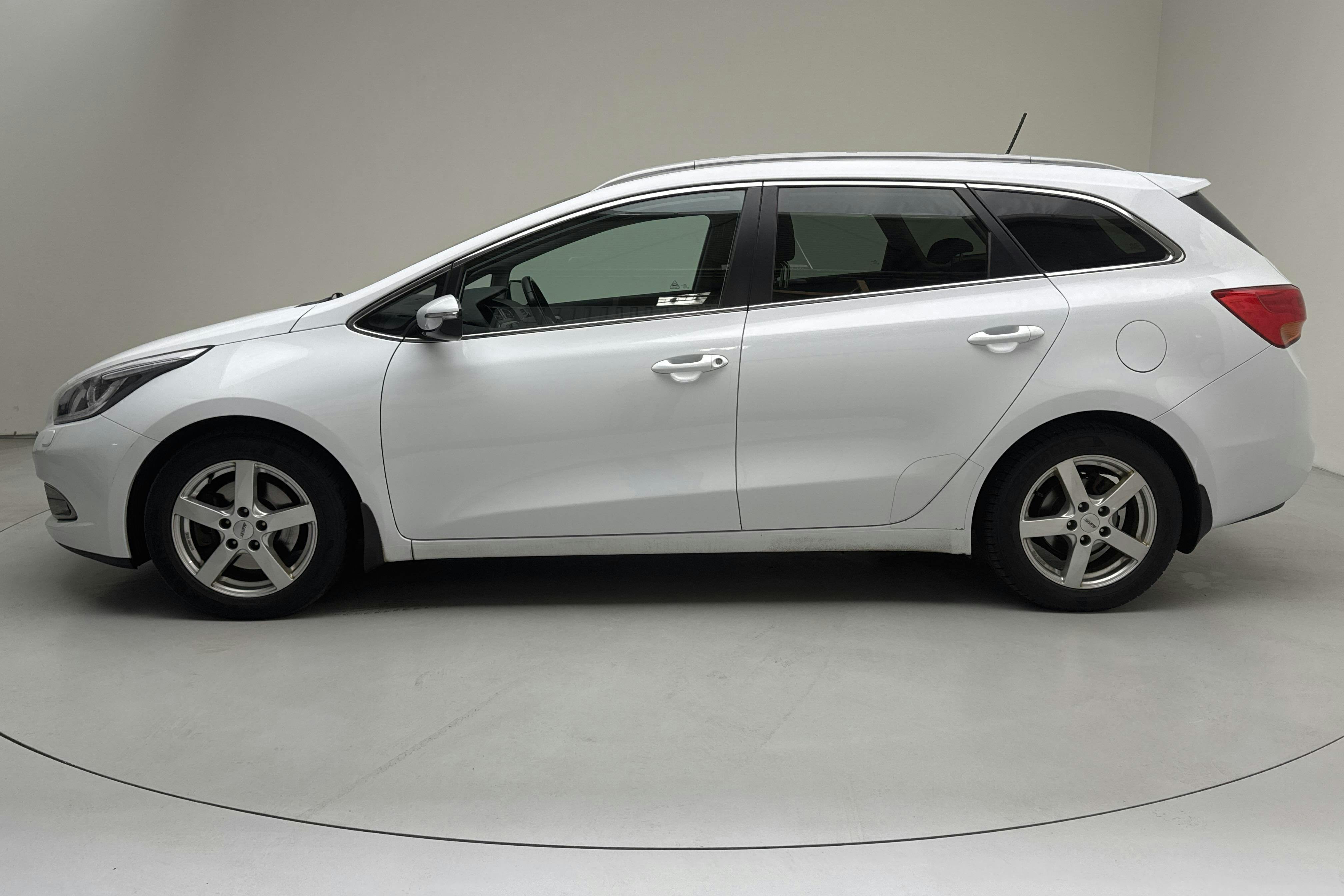 KIA Cee'd 1.6 CRDi SW (128hk) - 125 210 km - Manual - white - 2015