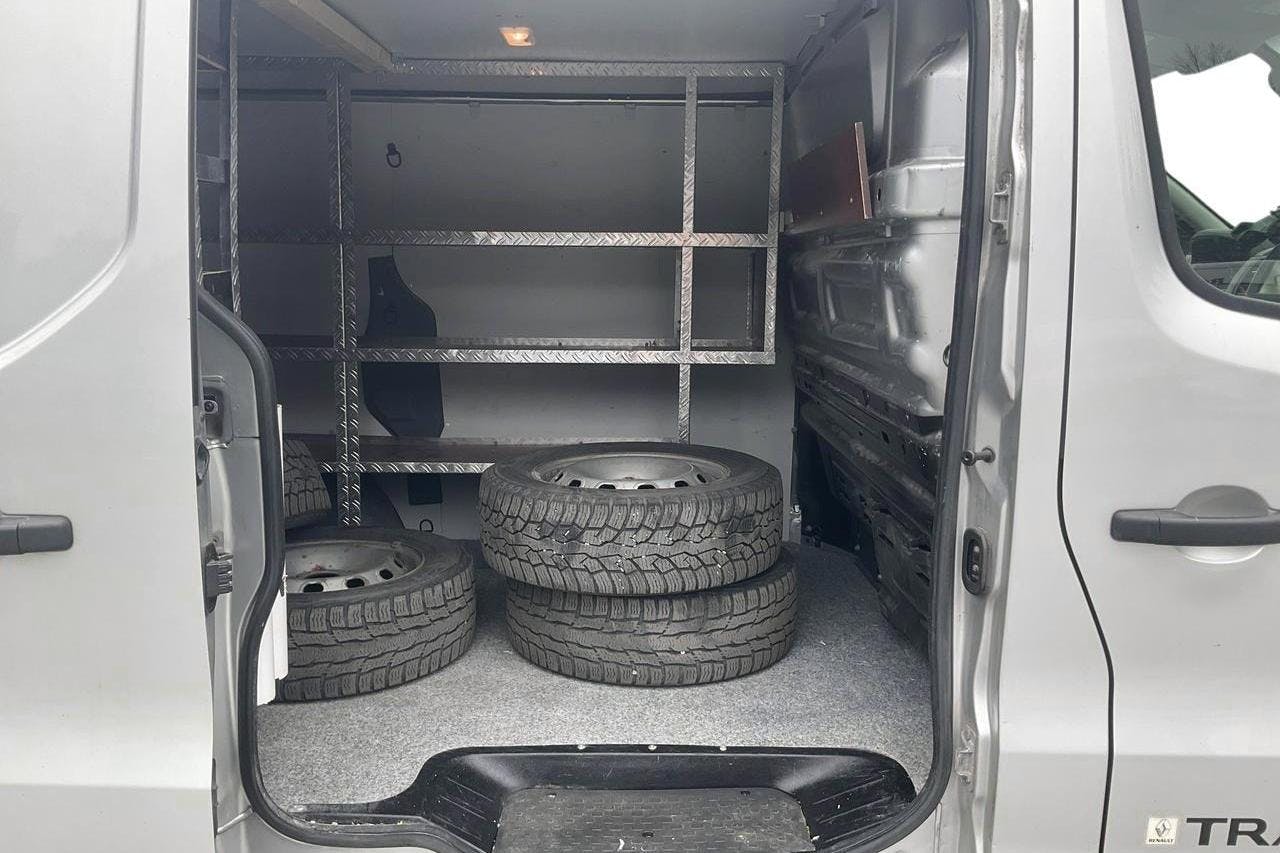 Renault Trafic 1.6 dCi Skåp (120hk) - 189 230 km - Käsitsi - hõbe - 2015