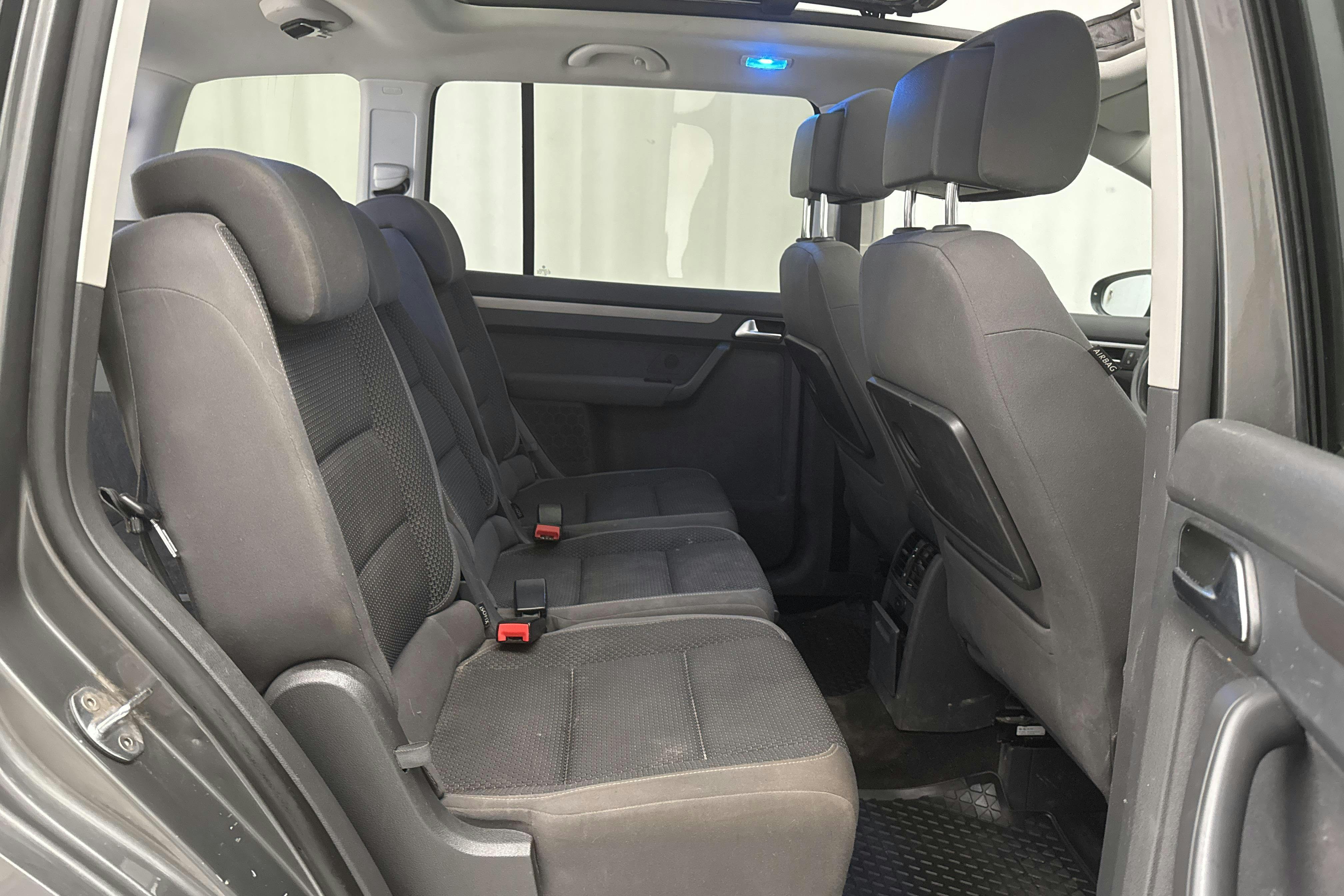 VW Touran 1.4 TSI (140hk) - 143 160 km - Käsitsi - Dark Grey - 2014