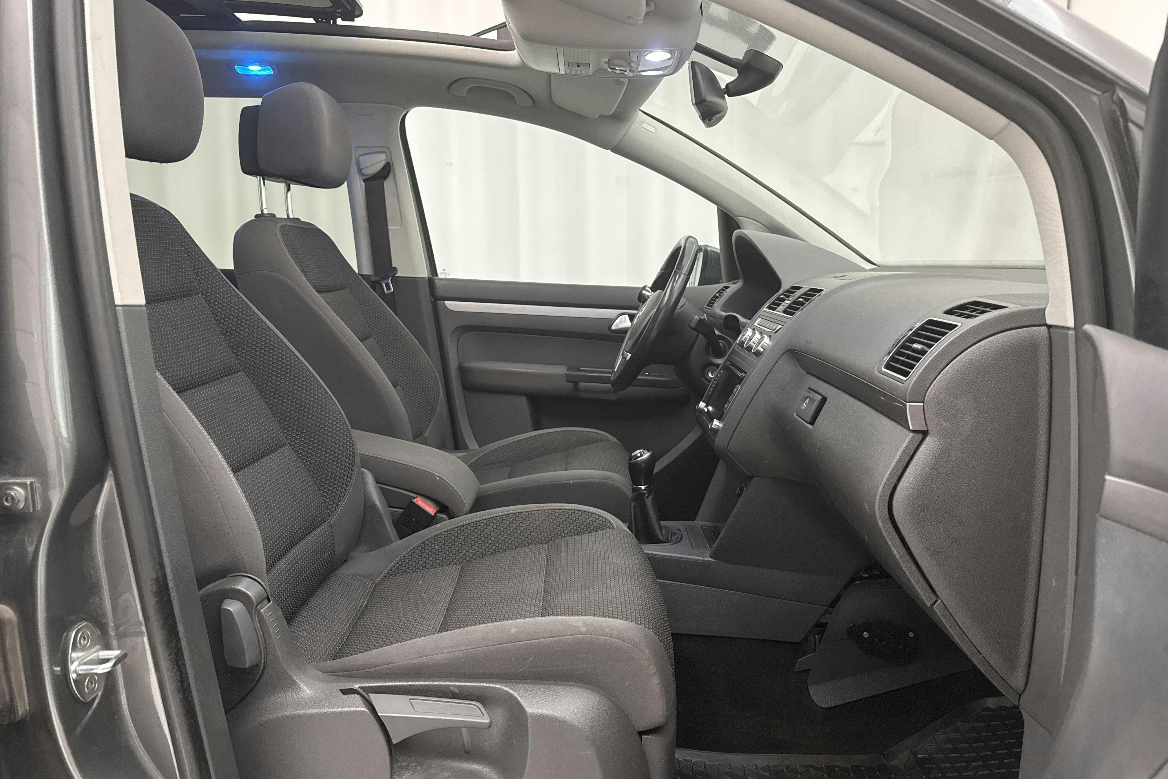 VW Touran 1.4 TSI (140hk) - 143 160 km - Käsitsi - Dark Grey - 2014
