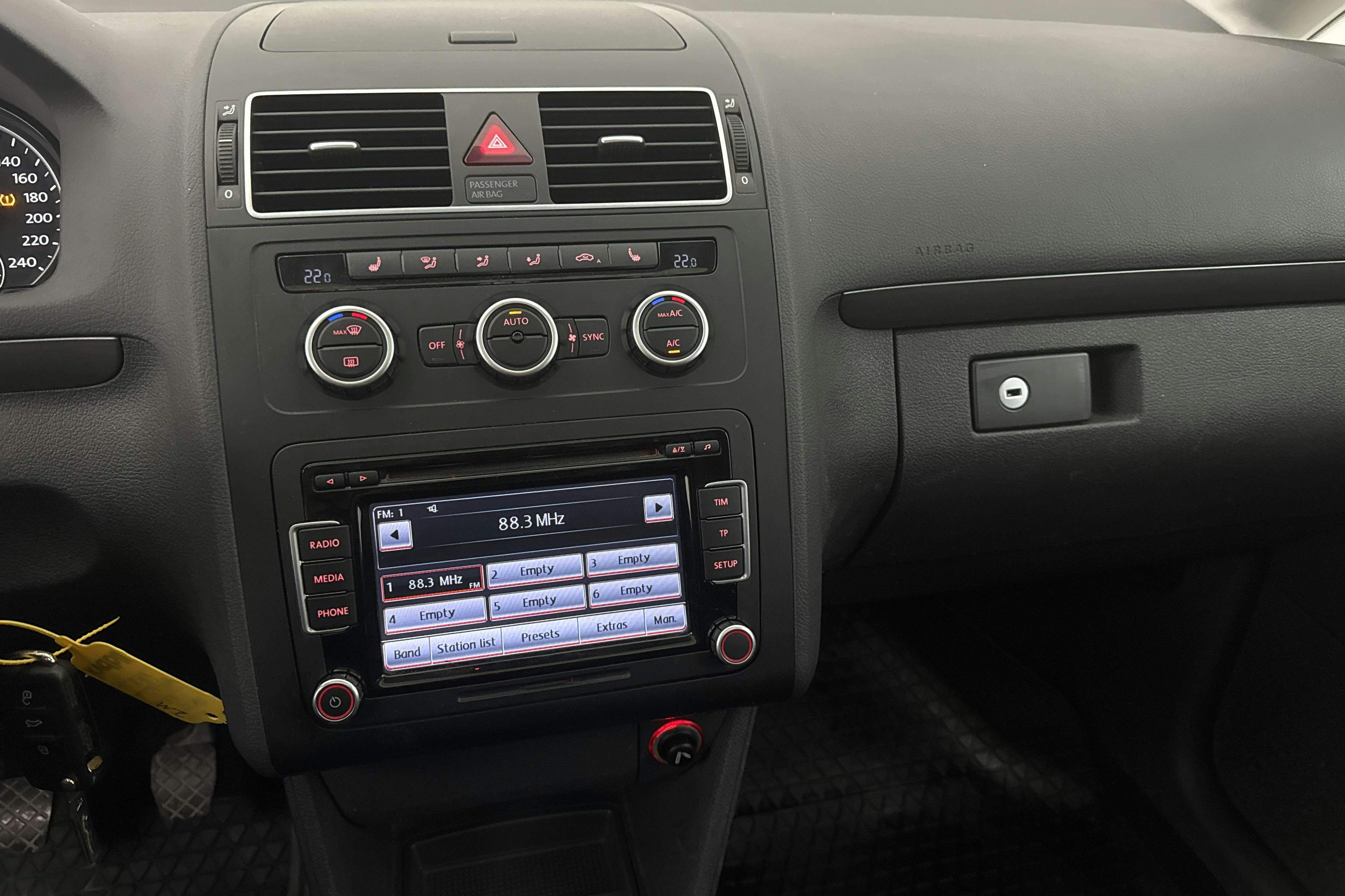 VW Touran 1.4 TSI (140hk) - 143 160 km - Käsitsi - Dark Grey - 2014