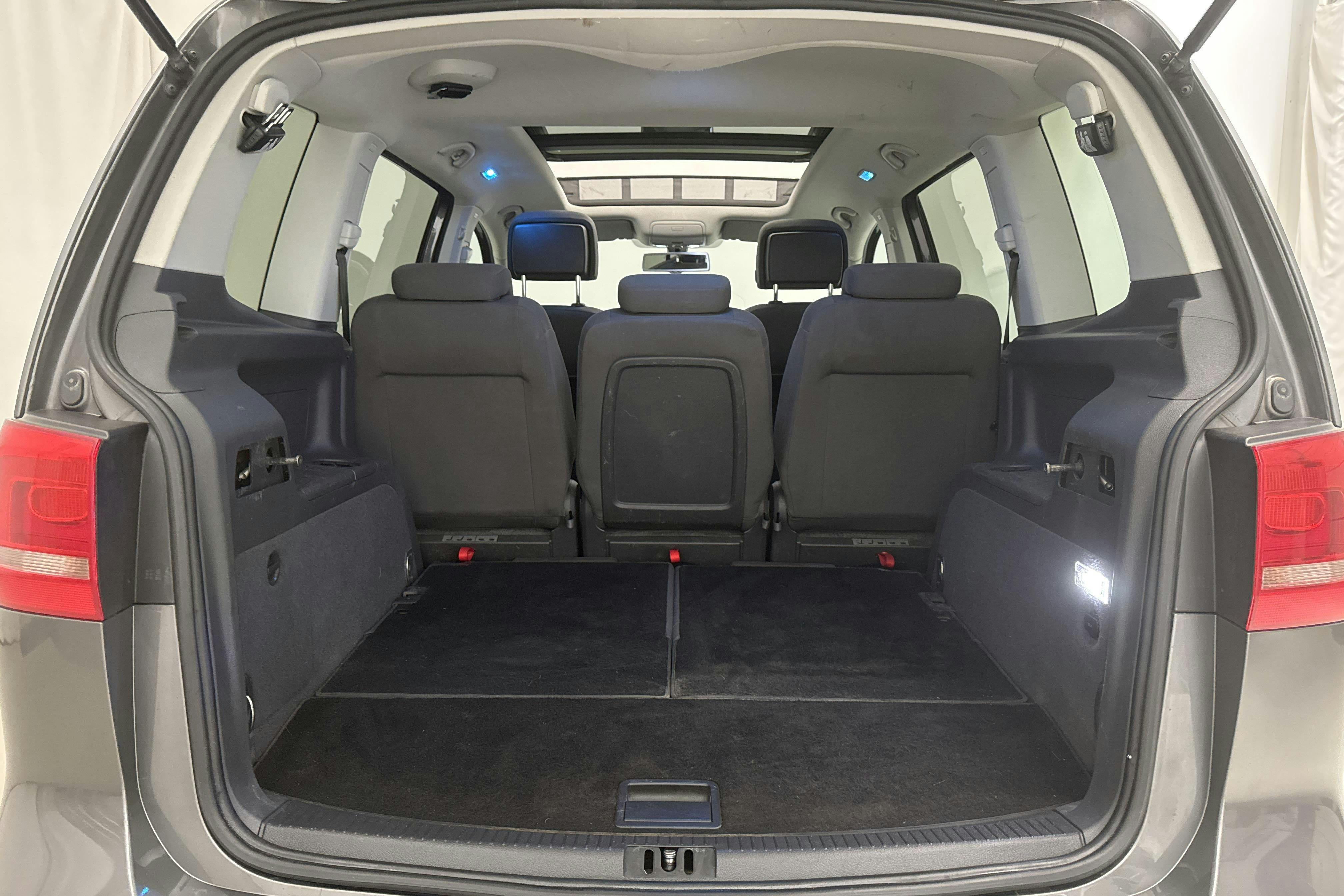 VW Touran 1.4 TSI (140hk) - 143 160 km - Käsitsi - Dark Grey - 2014