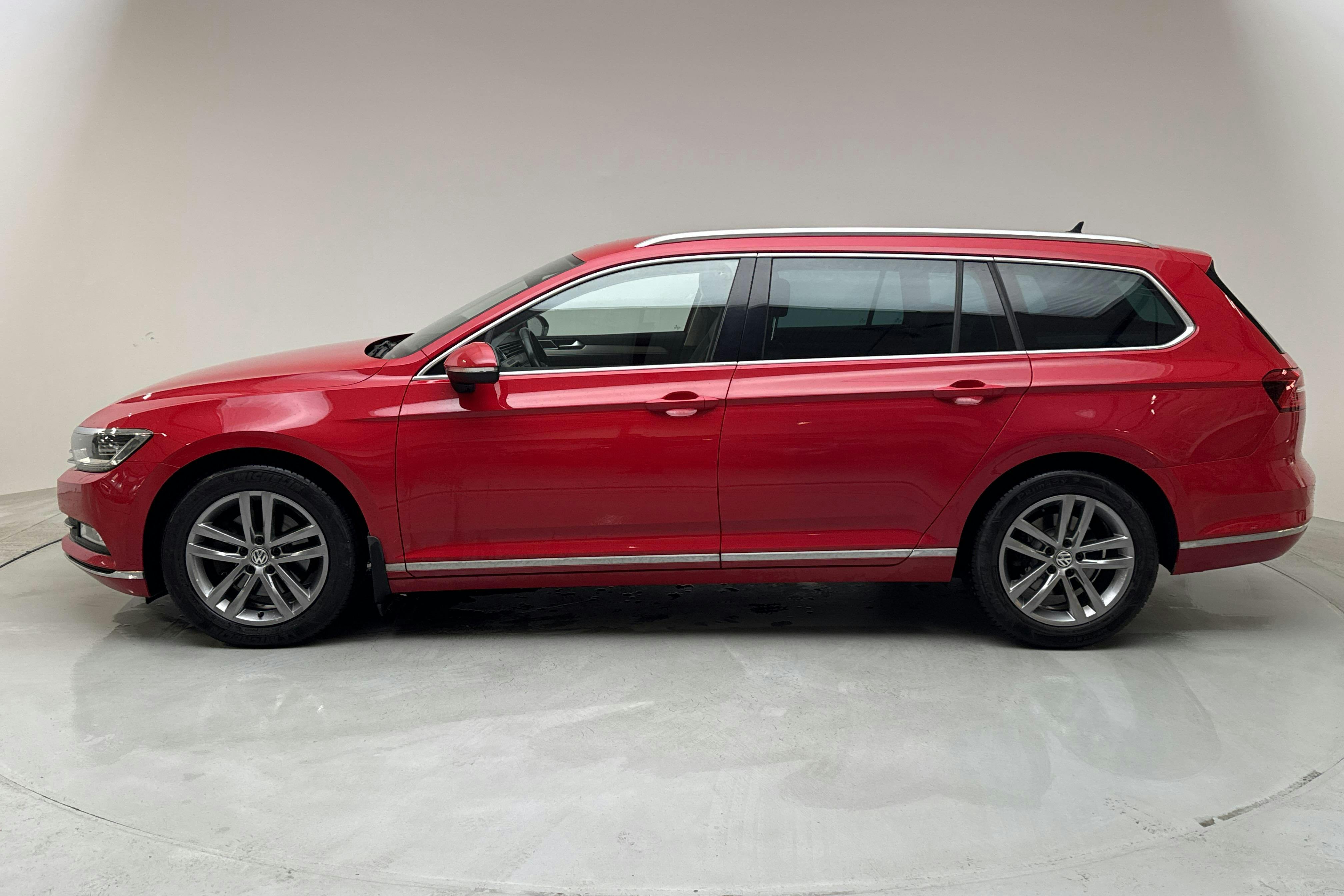 VW Passat 2.0 TDI Sportscombi (190hk) - 20 062 mil - Automat - röd - 2016