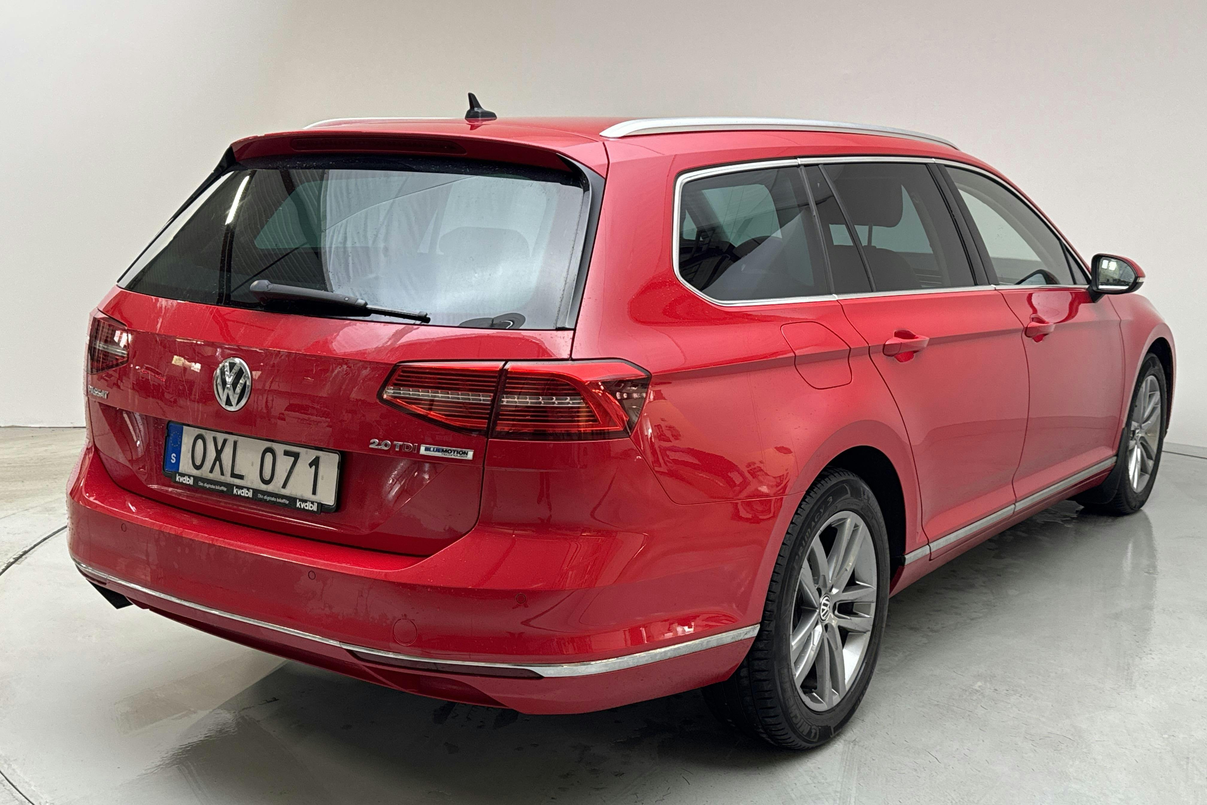 VW Passat 2.0 TDI Sportscombi (190hk) - 20 062 mil - Automat - röd - 2016
