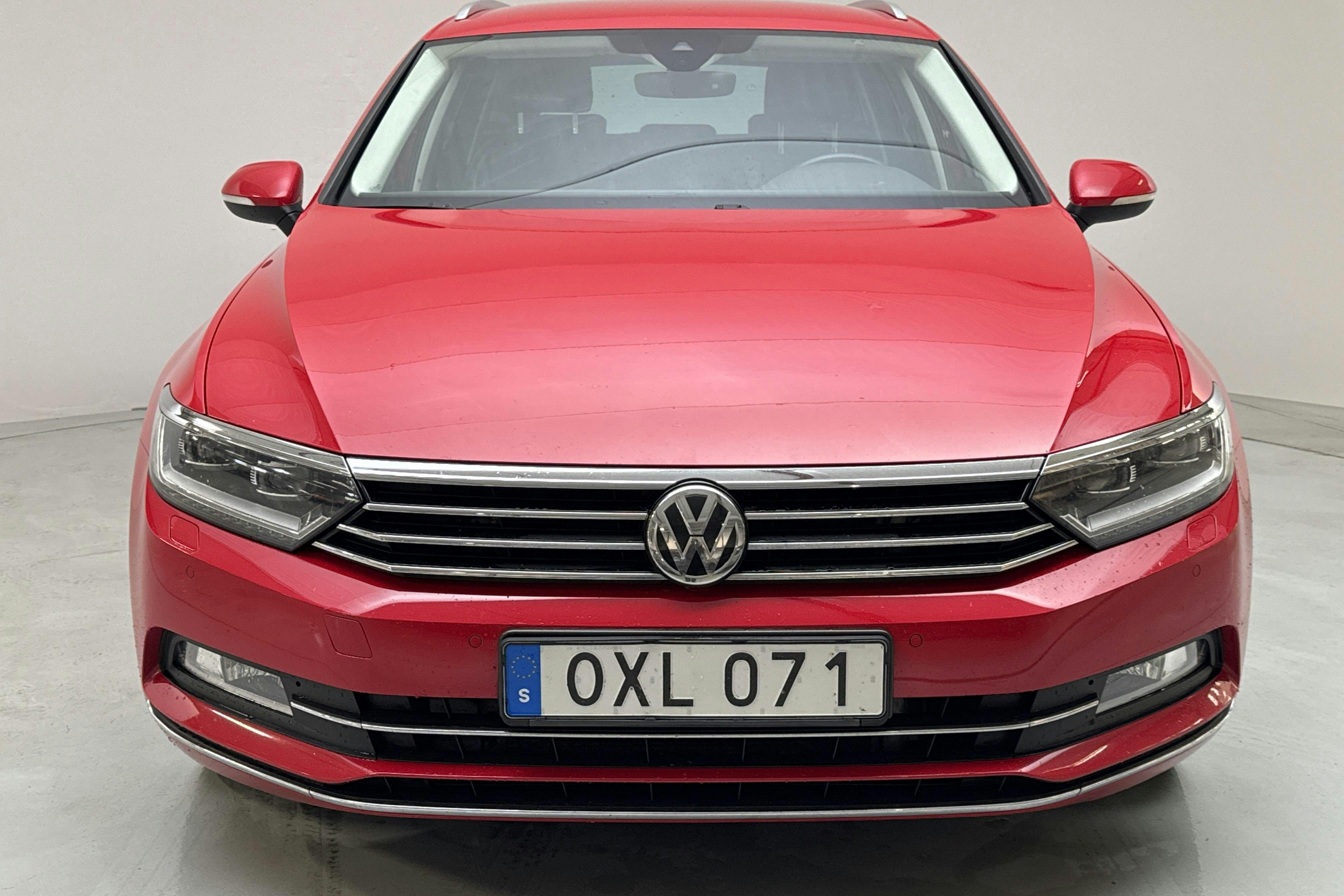 VW Passat 2.0 TDI Sportscombi (190hk) - 20 062 mil - Automat - röd - 2016
