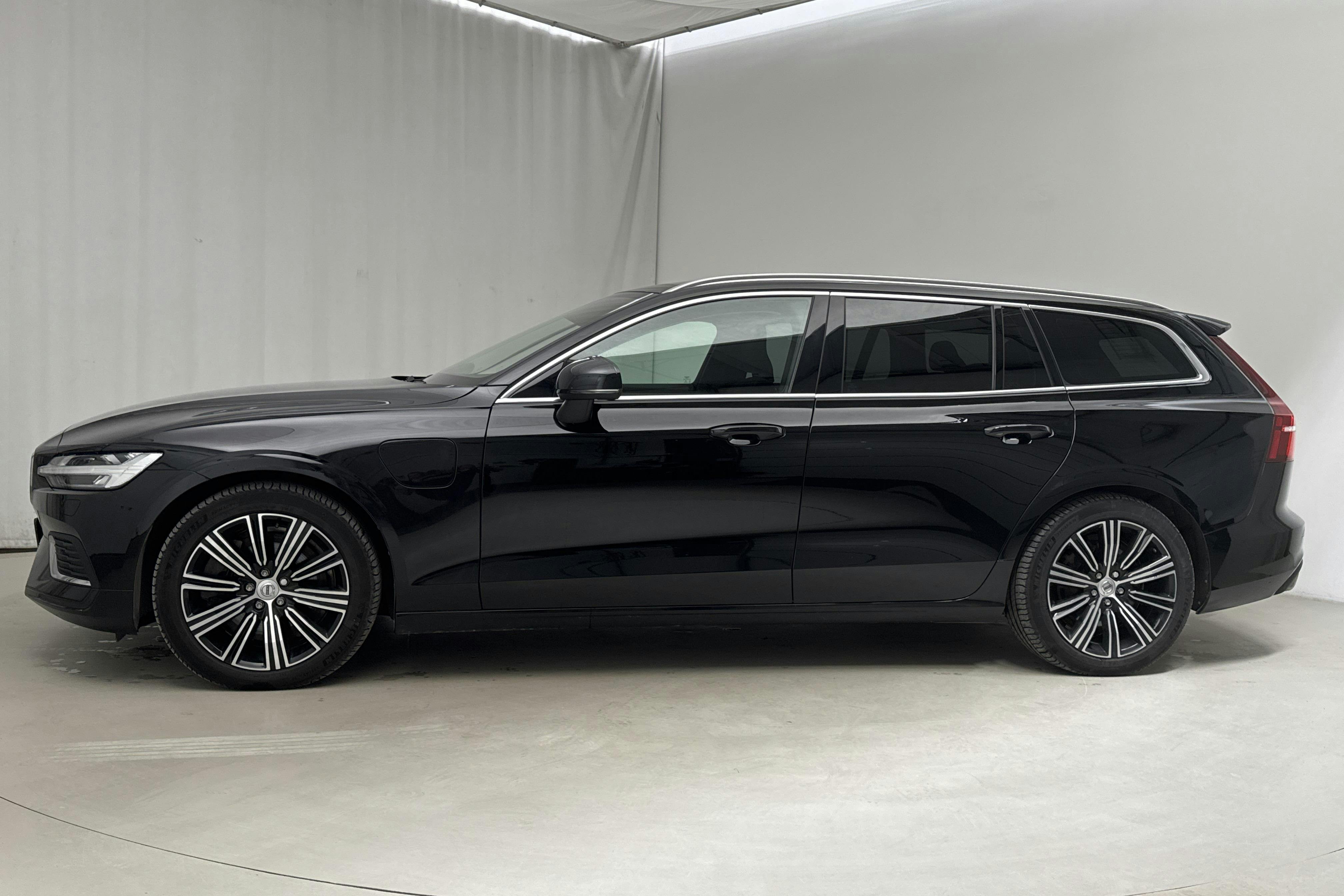 Volvo V60 T6 AWD Recharge (350hk) - 7 727 mil - Automat - svart - 2022