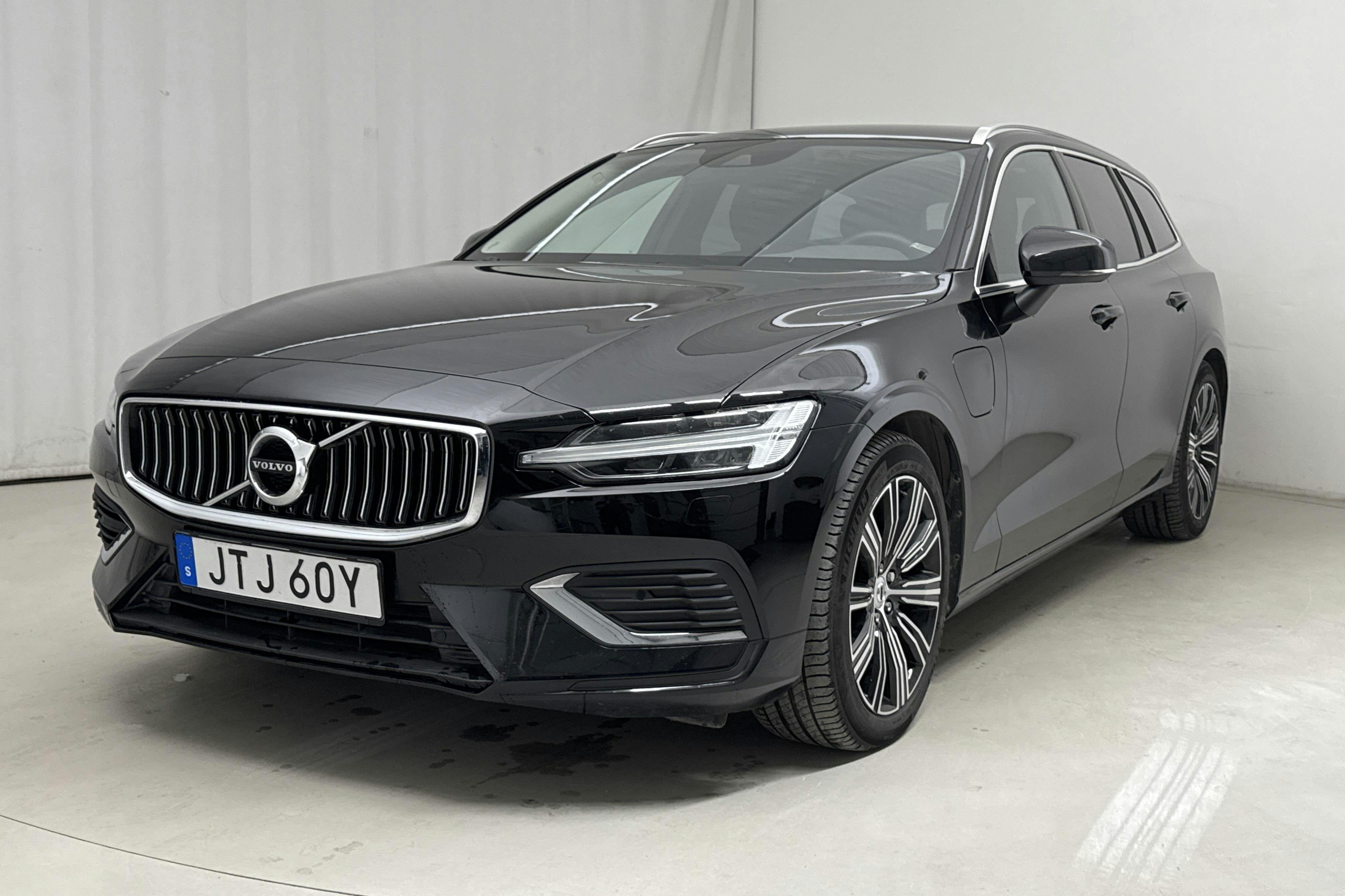 Volvo V60 T6 AWD Recharge (350hk) - 7 727 mil - Automat - svart - 2022