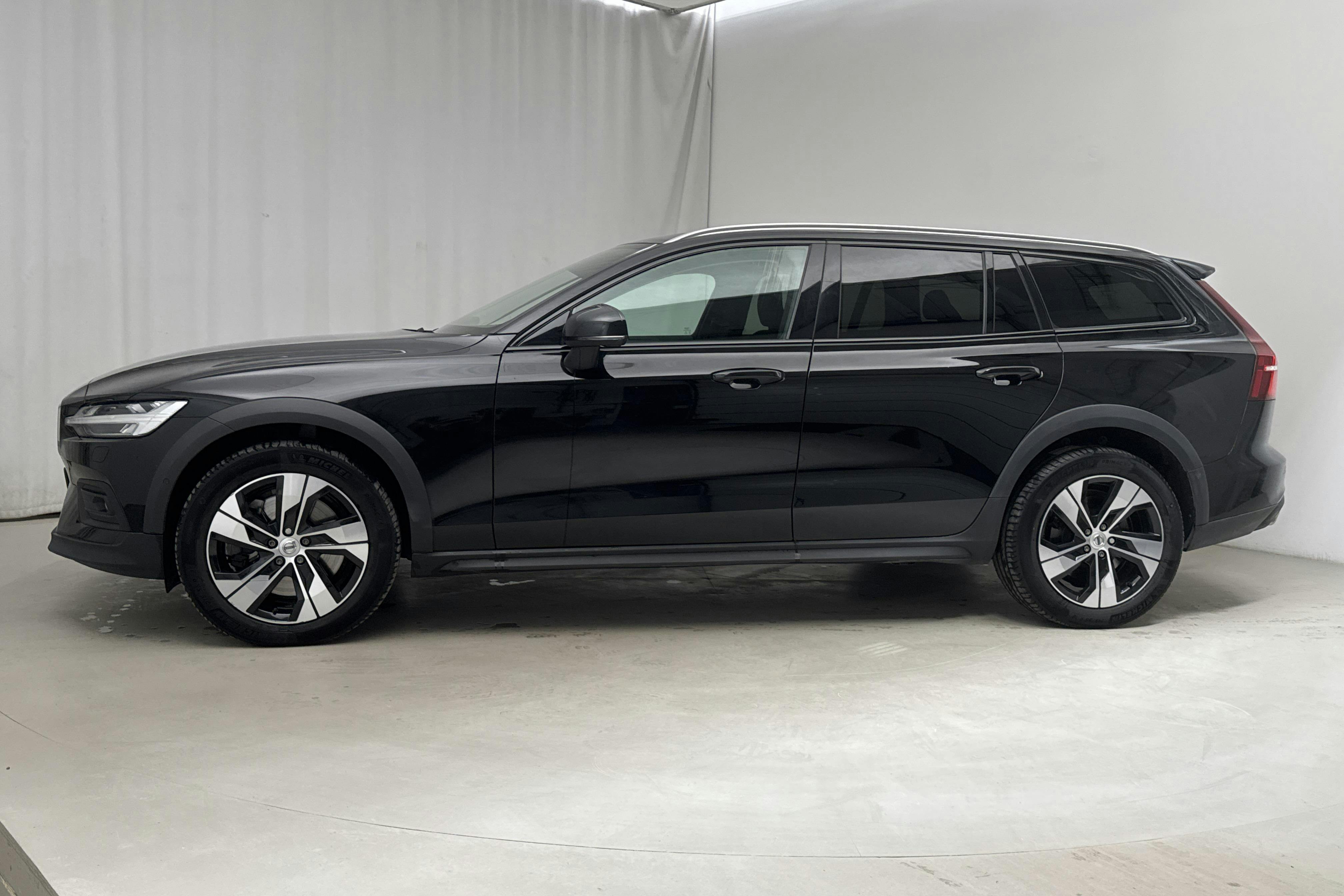 Volvo V60 B4 Cross Country AWD Mildhybrid, Diesel (197hk) - 12 552 mil - Automat - svart - 2022