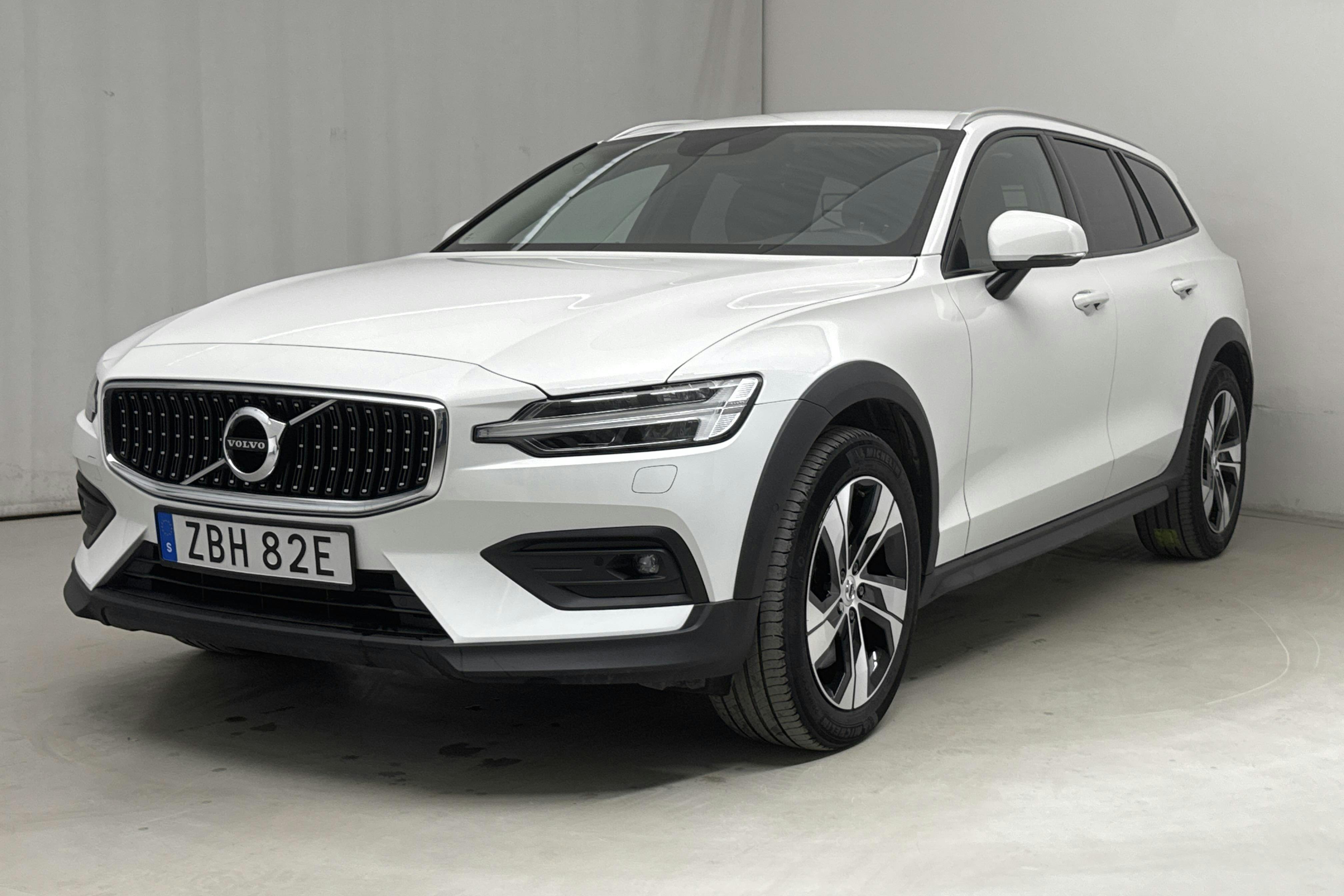 Volvo V60 B4 Cross Country AWD Mildhybrid, Diesel (197hk) - 7 686 mil - Automat - vit - 2021