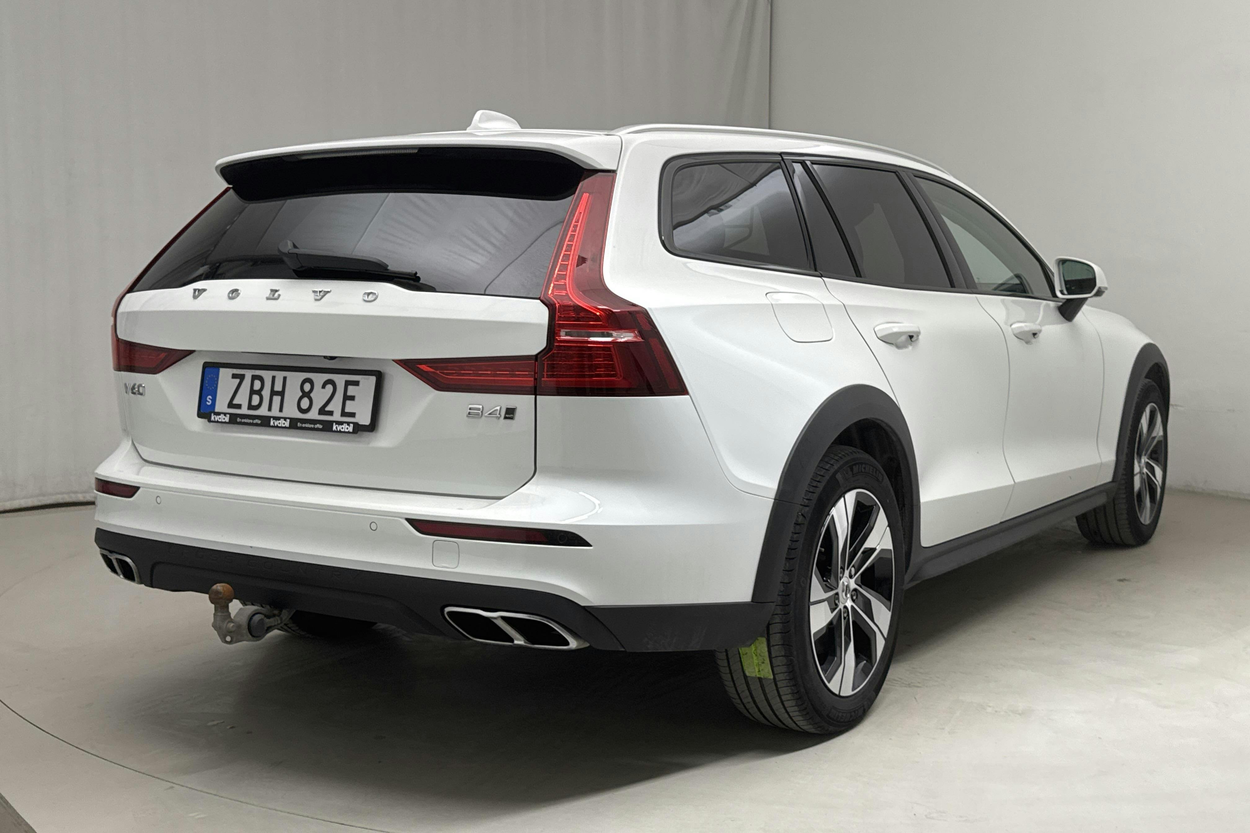 Volvo V60 B4 Cross Country AWD Mildhybrid, Diesel (197hk) - 7 686 mil - Automat - vit - 2021