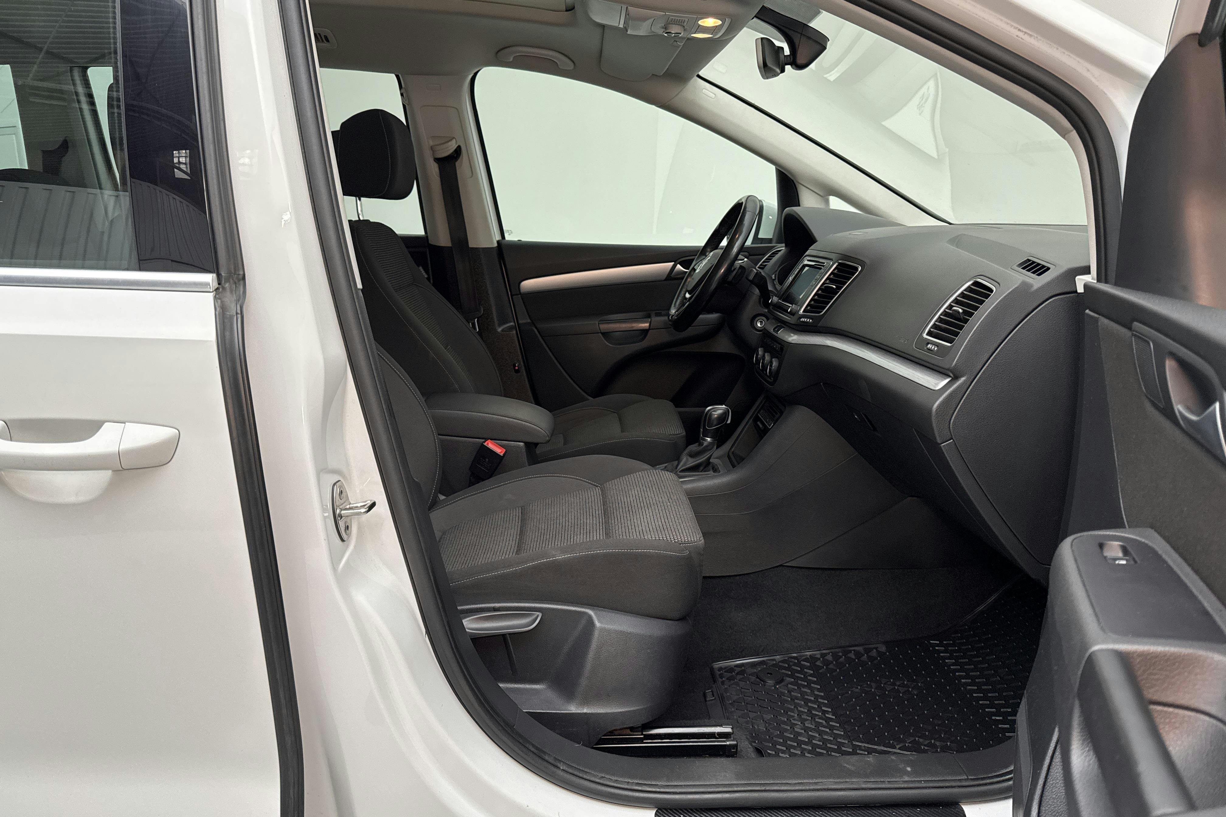 VW Sharan 2.0 TDI (150hk) - 162 820 km - Automatyczna - biały - 2016