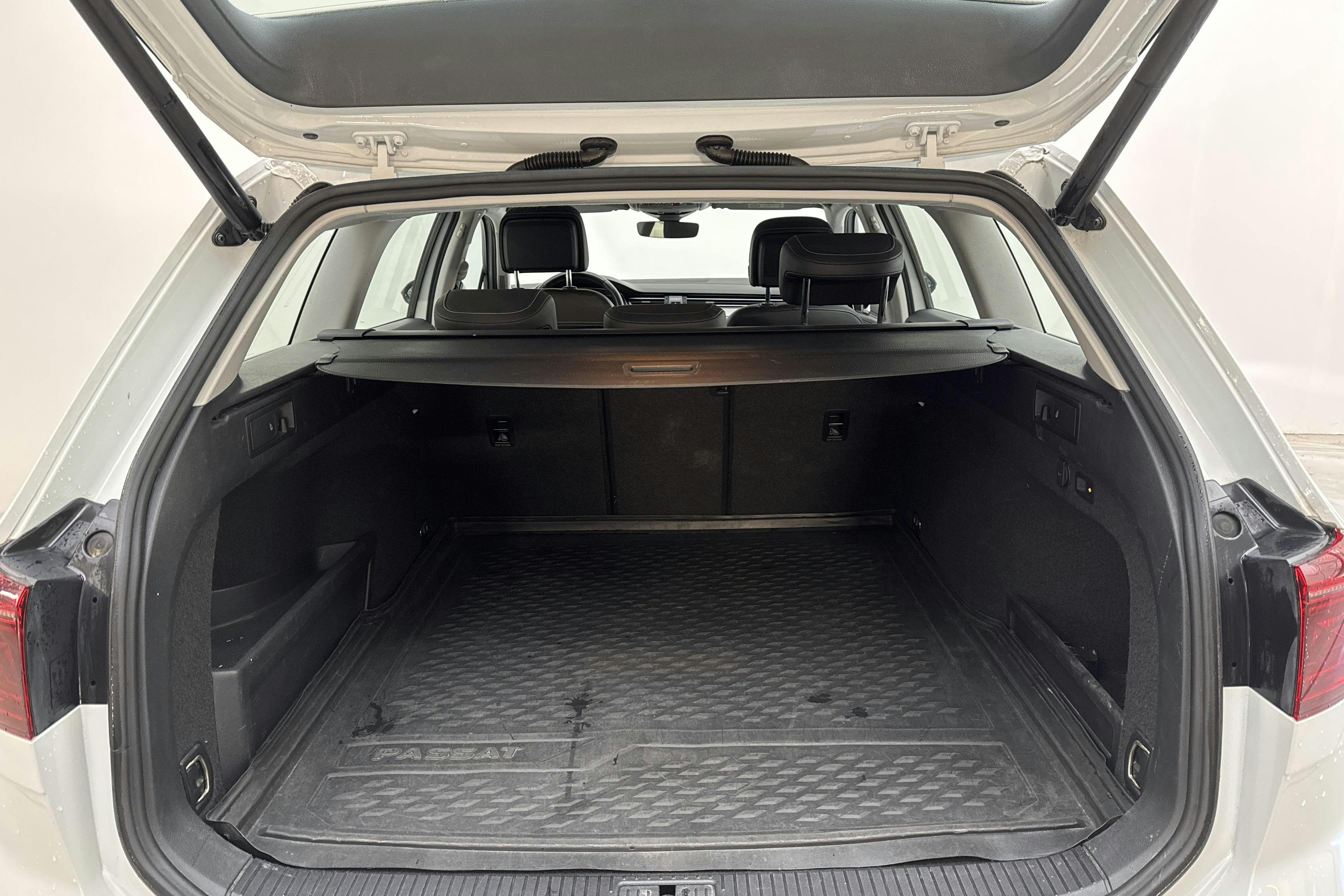 VW Passat 1.4 GTE Sportscombi (218hk) - 160 730 km - Automatic - white - 2020