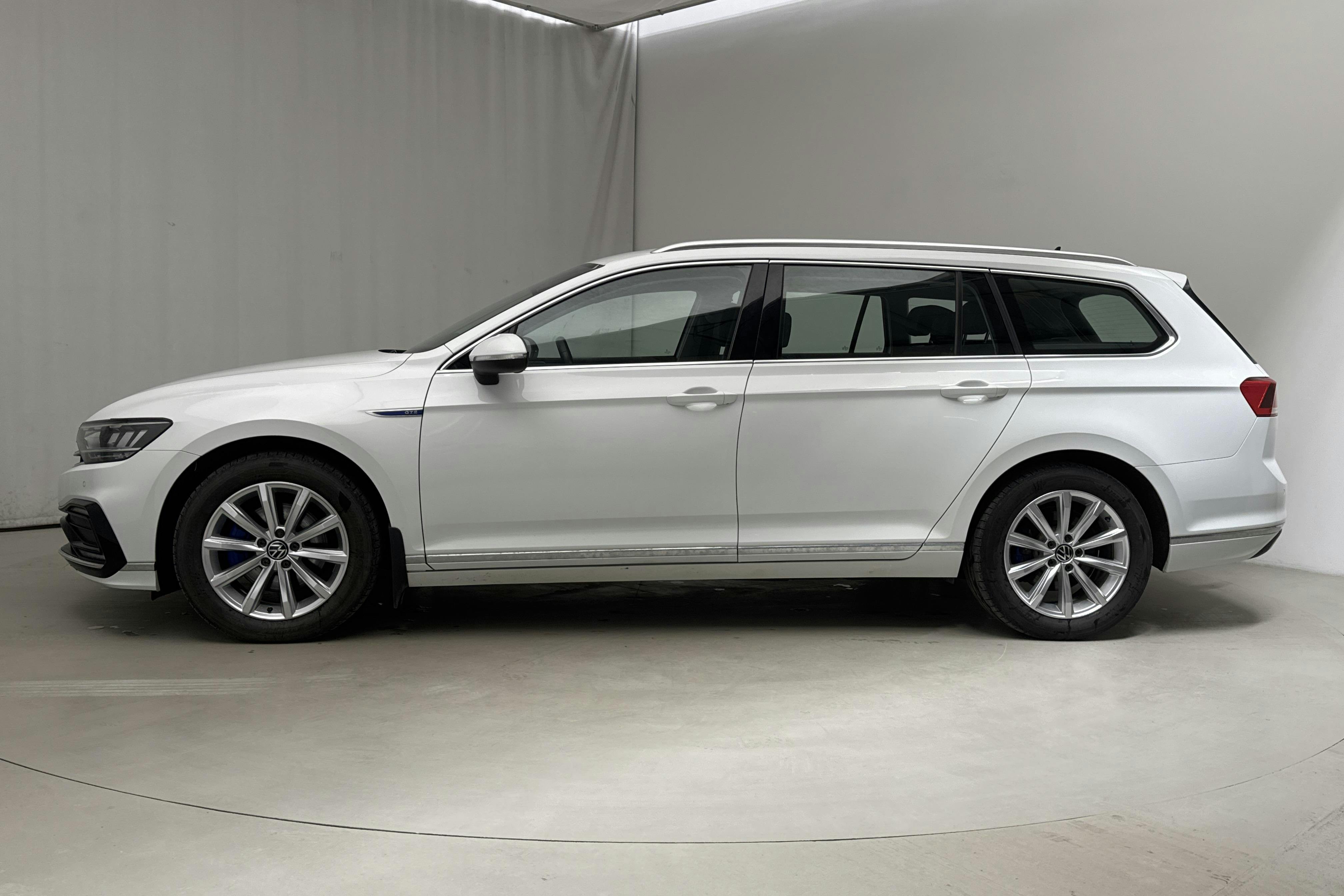 VW Passat 1.4 GTE Sportscombi (218hk) - 76 260 km - Automaatne - valge - 2021