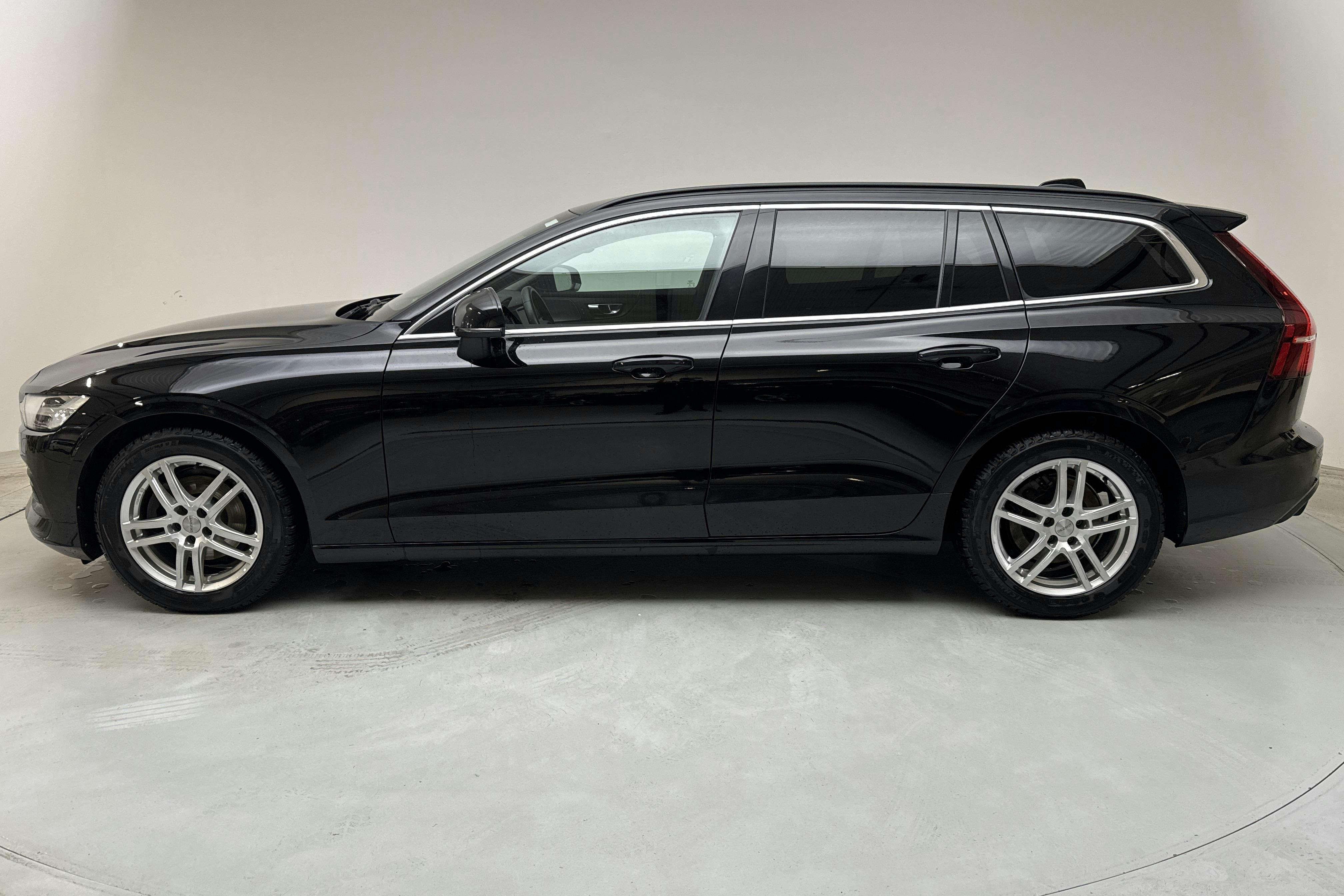 Volvo V60 B4 Mildhybrid, Diesel (197hk) - 10 321 mil - Automat - svart - 2022
