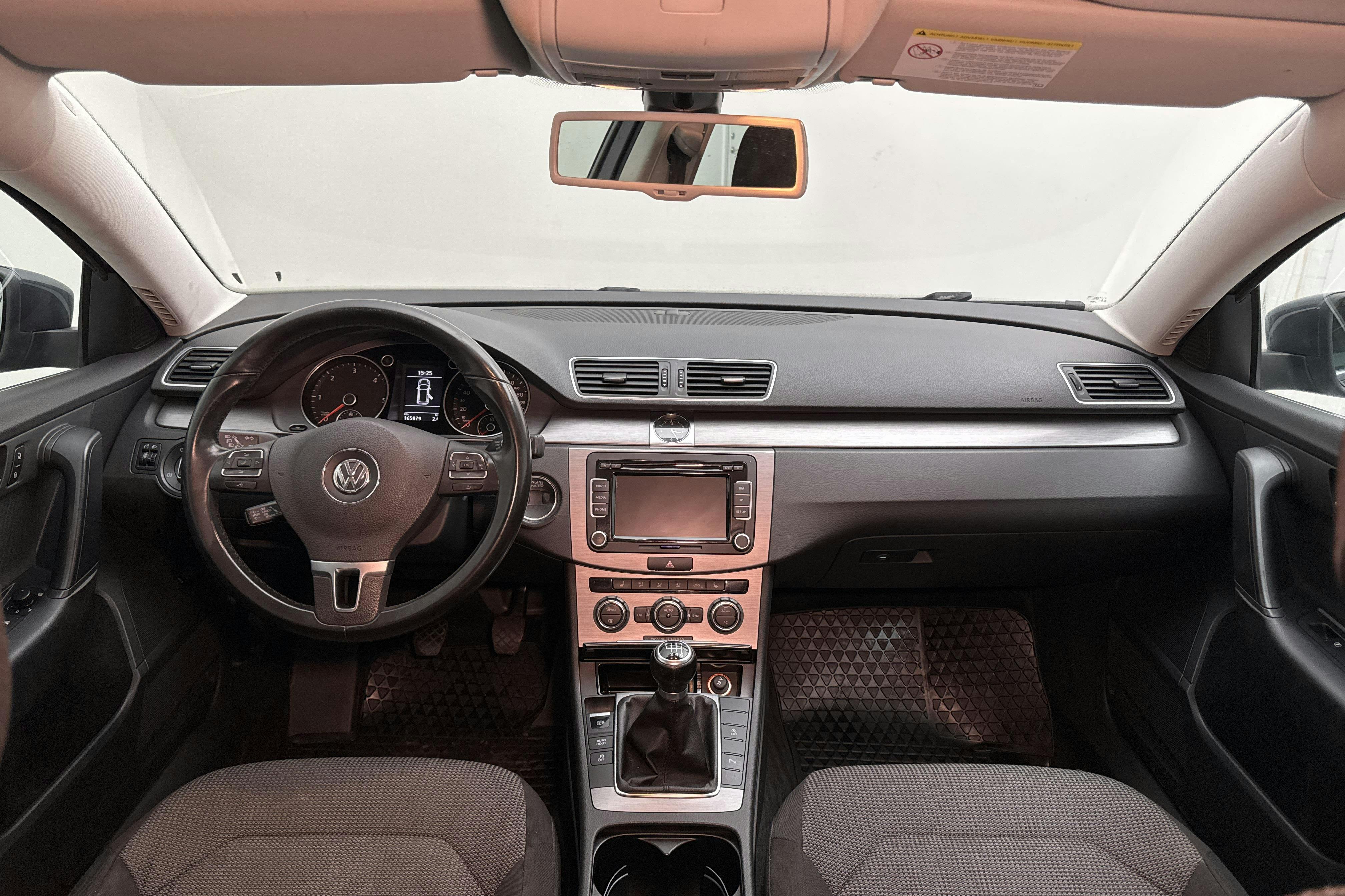 VW Passat 2.0 TDI BlueMotion Technology Variant (140hk) - 165 980 km - Manual - Light Grey - 2012