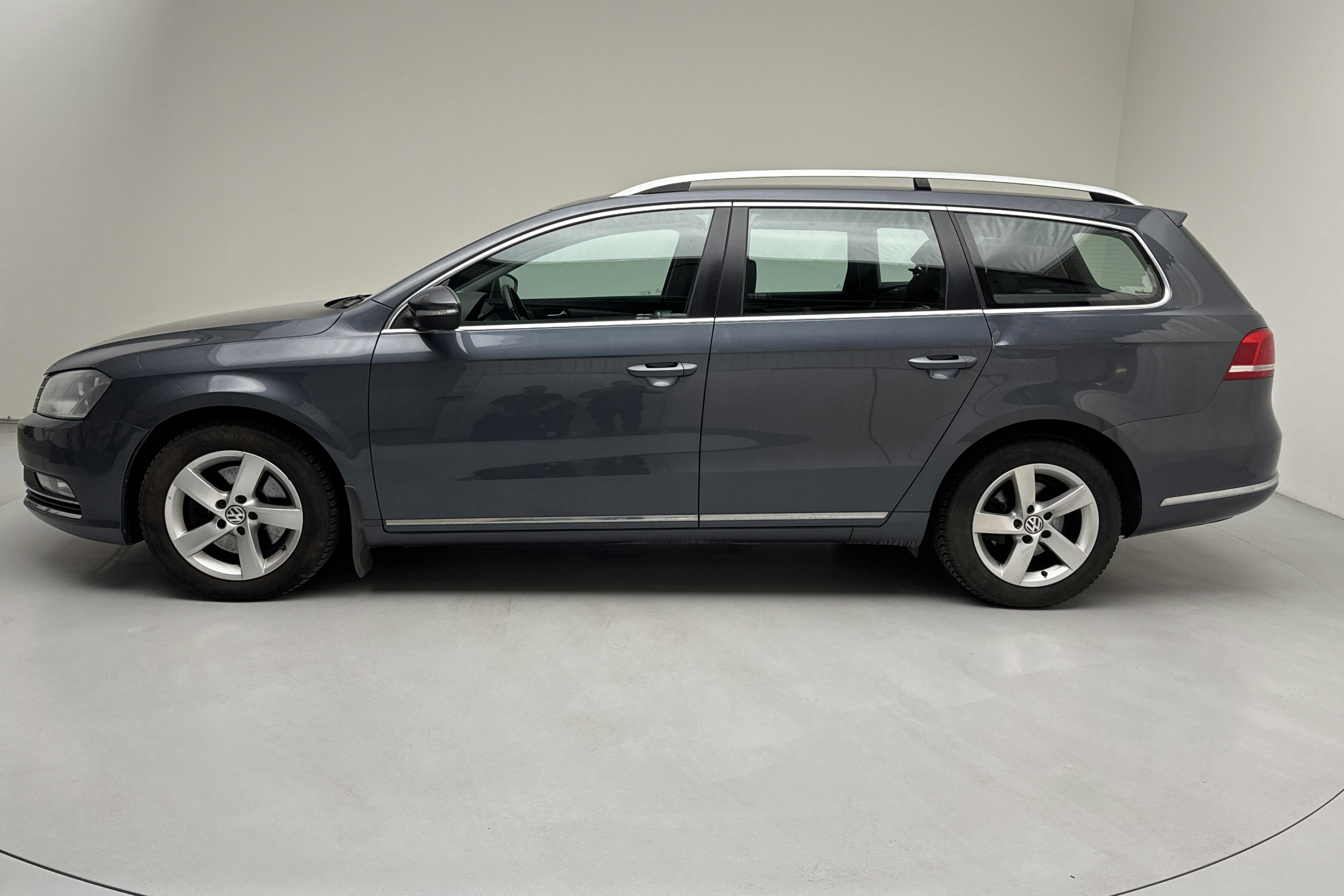 VW Passat 2.0 TDI BlueMotion Technology Variant (140hk) - 165 980 km - Manual - Light Grey - 2012