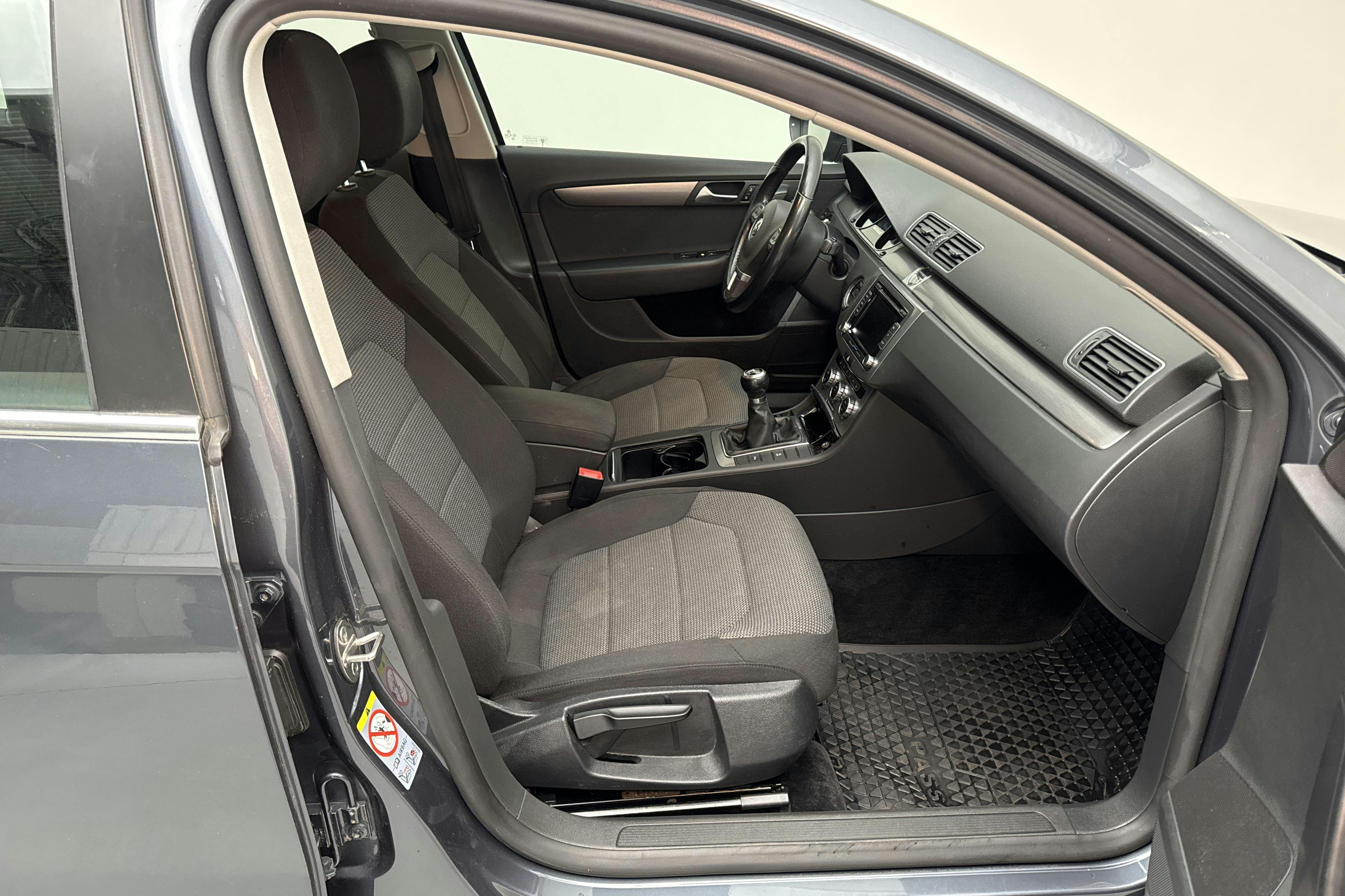 VW Passat 2.0 TDI BlueMotion Technology Variant (140hk) - 165 980 km - Manual - Light Grey - 2012