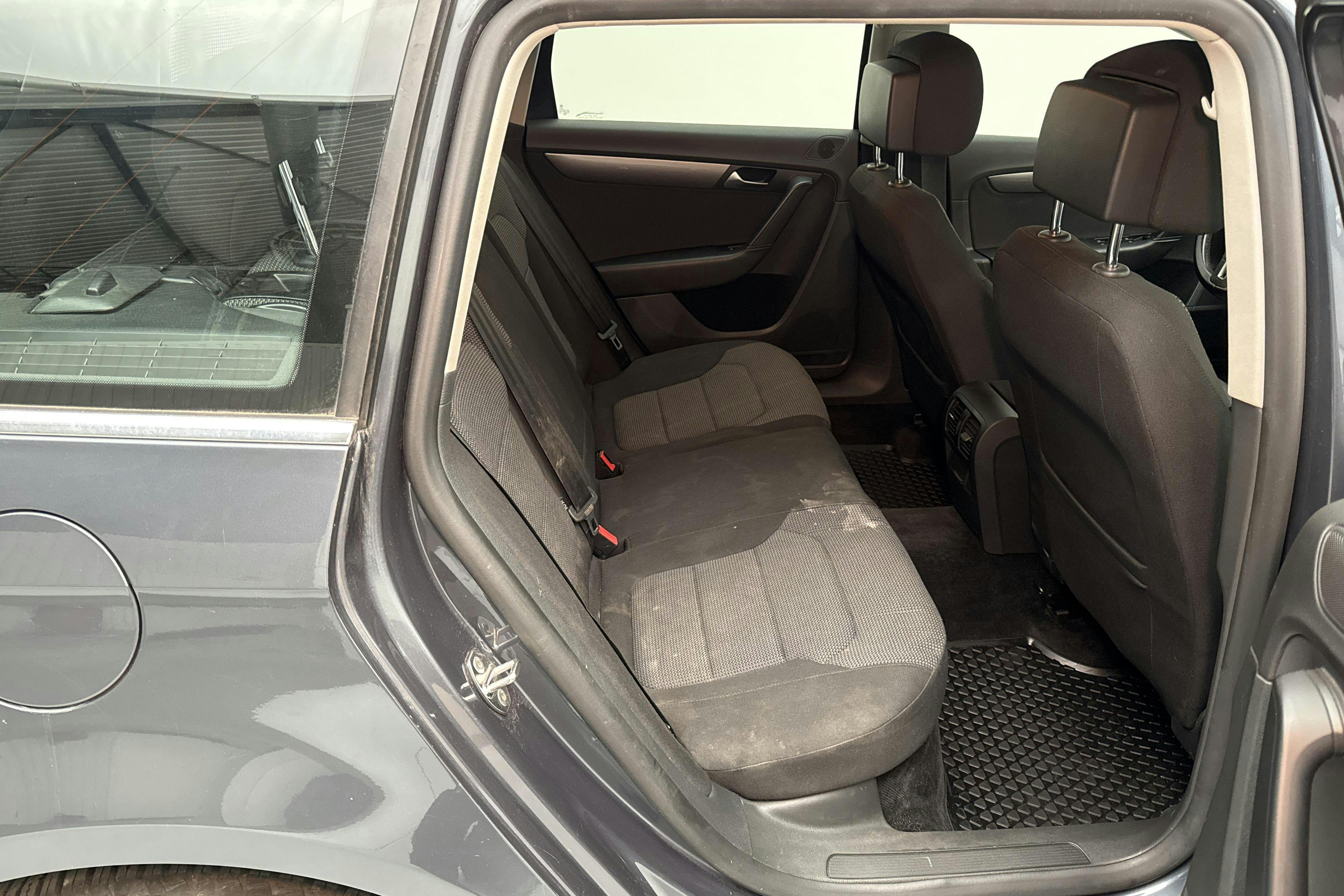 VW Passat 2.0 TDI BlueMotion Technology Variant (140hk) - 165 980 km - Manual - Light Grey - 2012