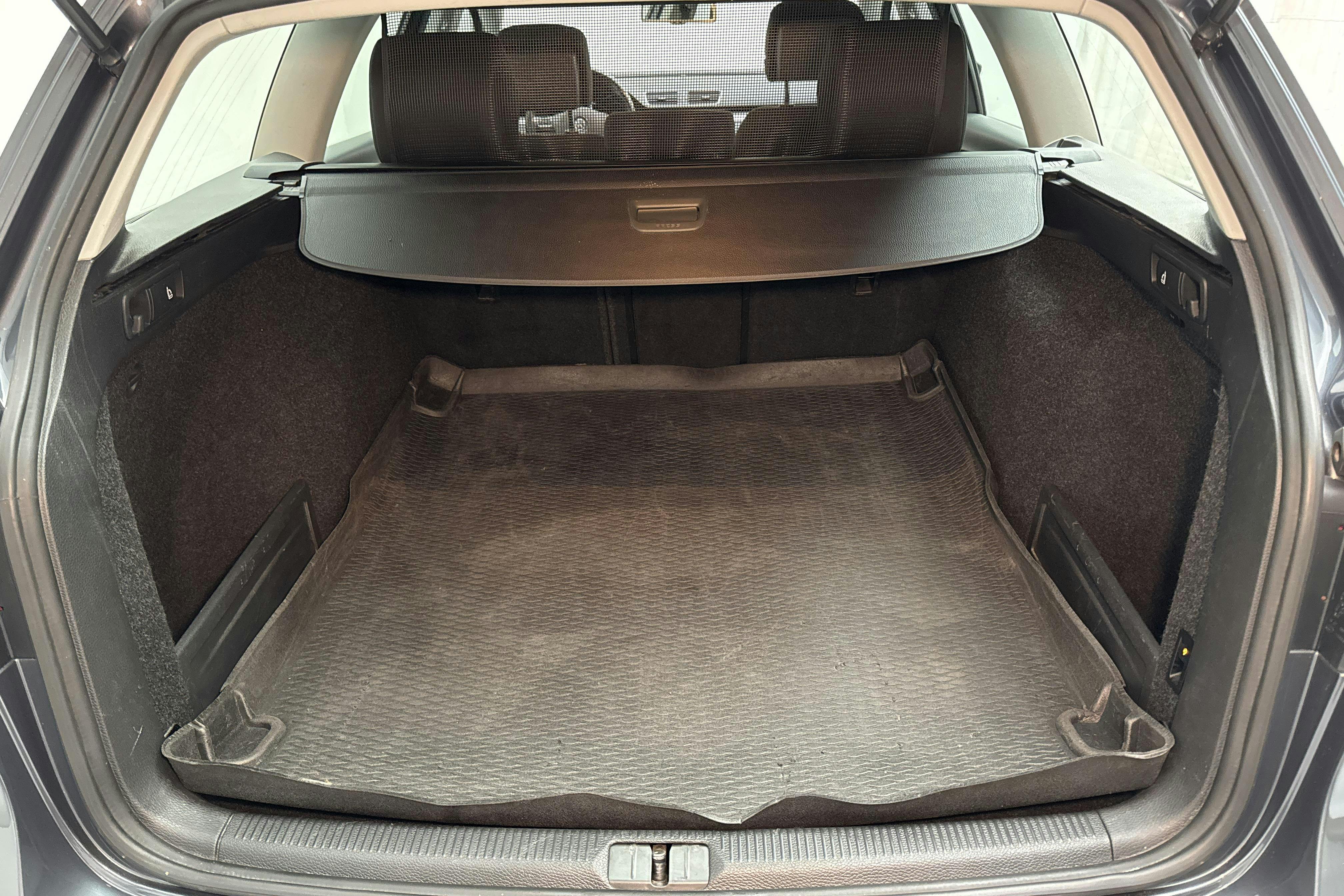 VW Passat 2.0 TDI BlueMotion Technology Variant (140hk) - 165 980 km - Manual - Light Grey - 2012
