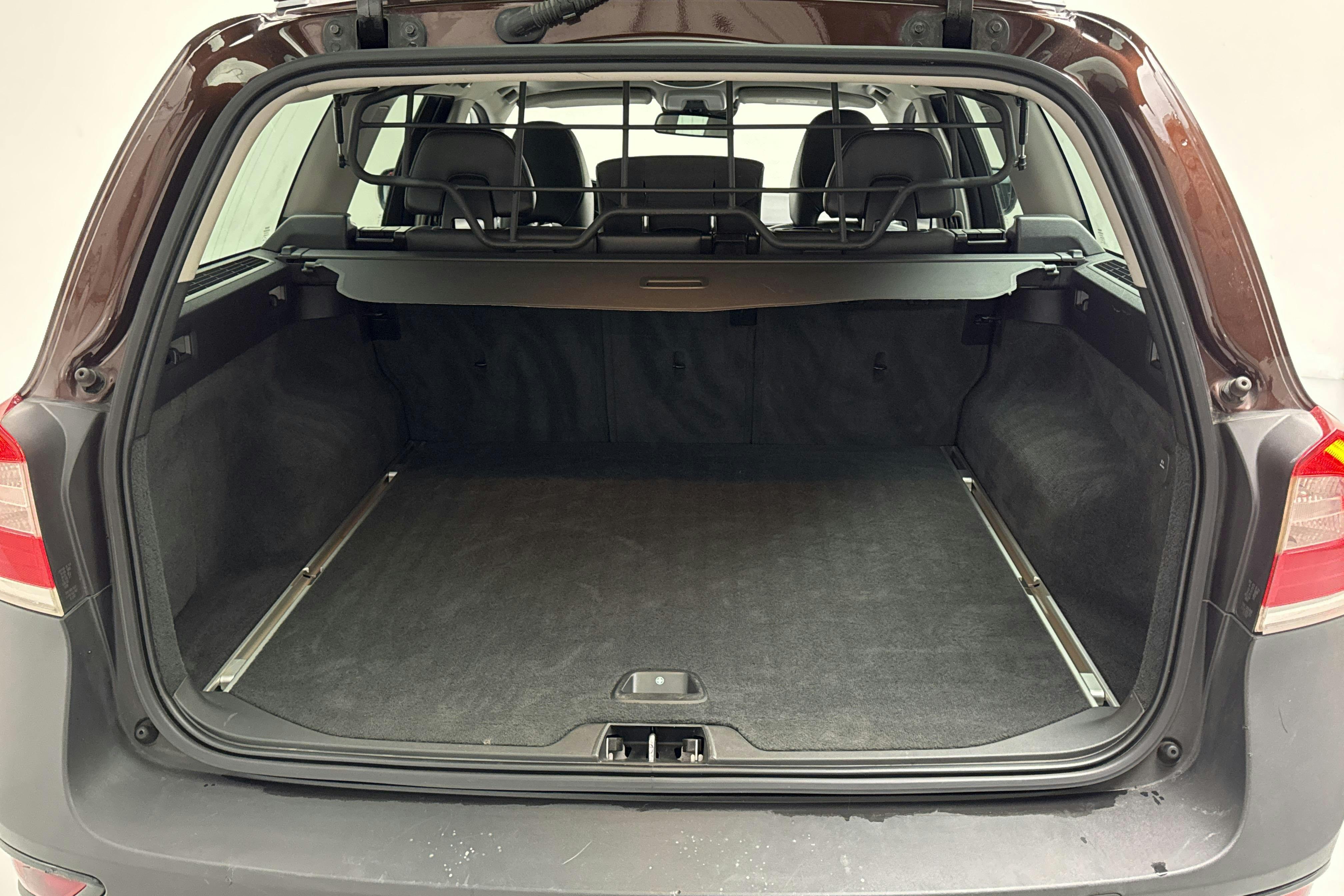 Volvo XC70 II D4 AWD (181hk) - 267 620 km - Manual - brown - 2016