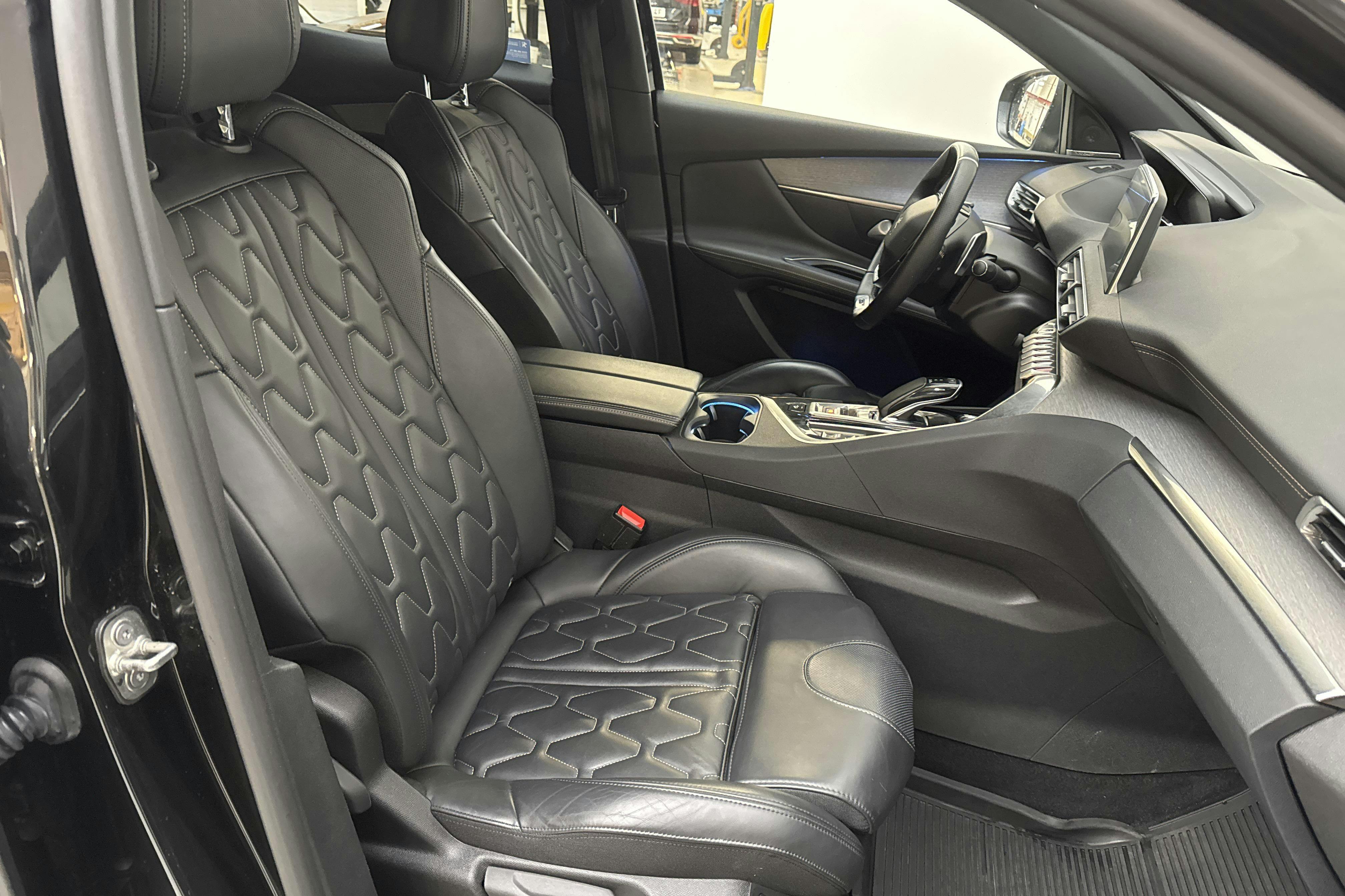 Peugeot 3008 1.6 Plug-in Hybrid 4 (300hk) - 77 840 km - Automaatne - must - 2020