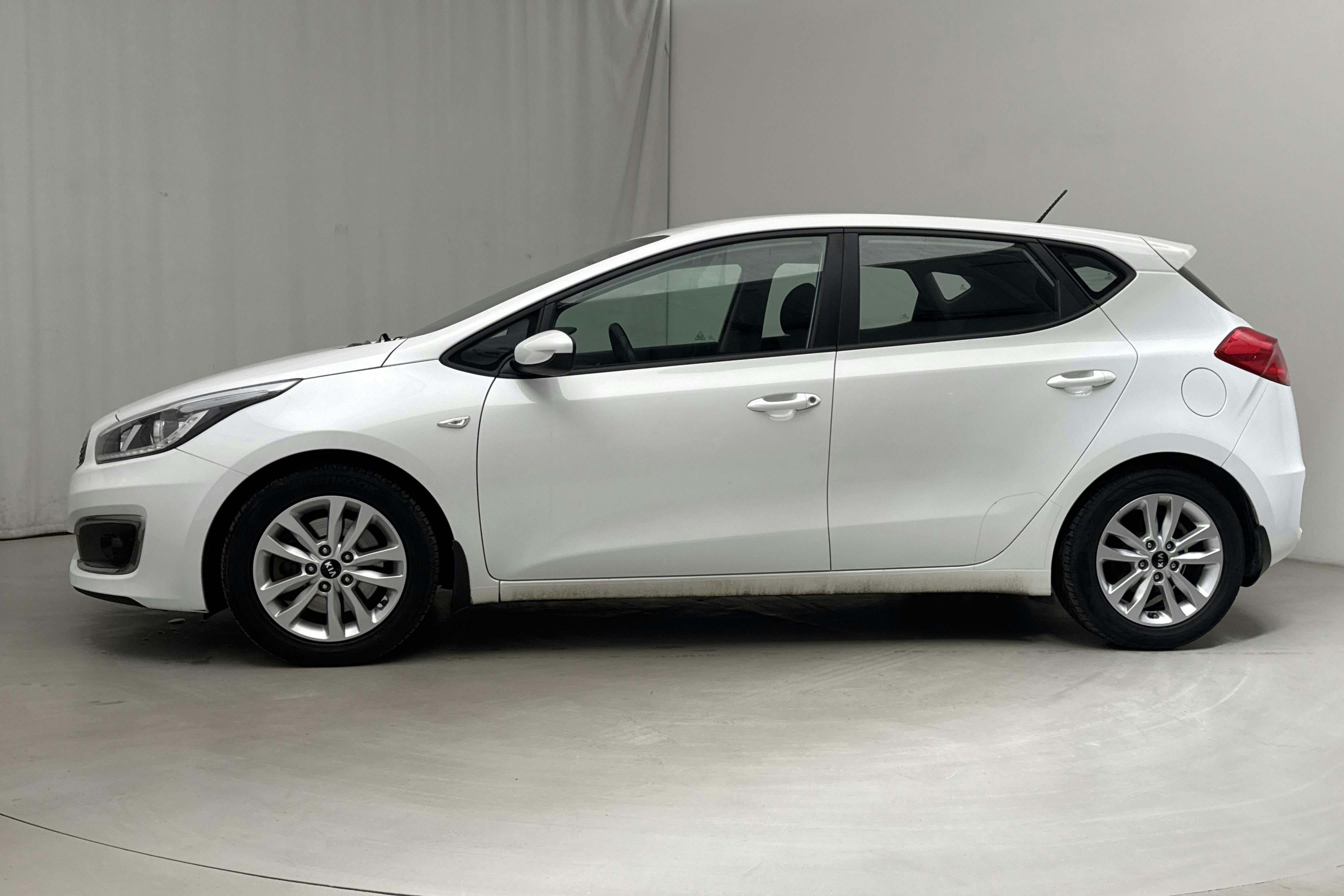 KIA Cee'd 1.4 T-GDi 5dr (100hk) - 8 006 mil - Manuell - vit - 2018