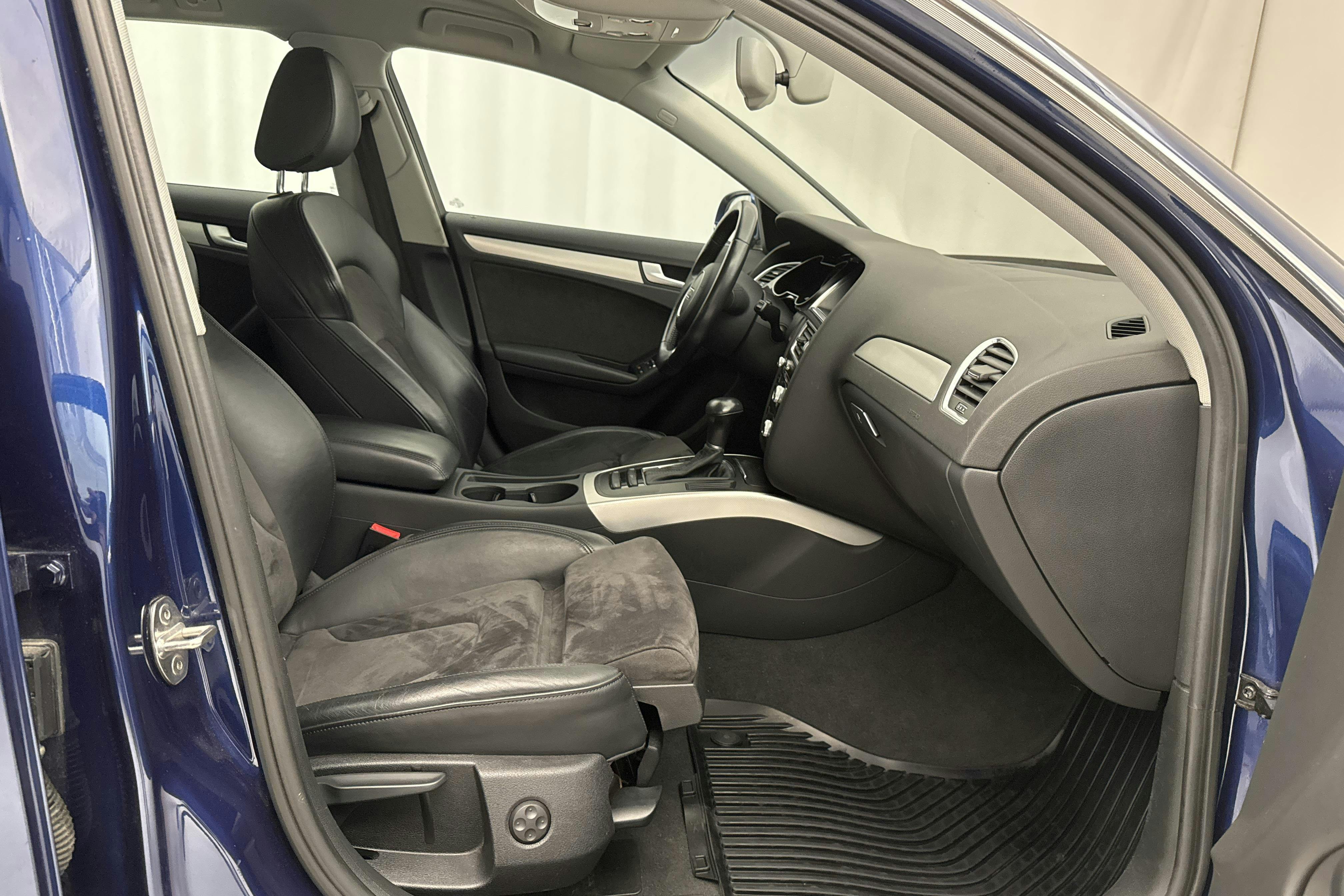 Audi A4 2.0 TDI clean diesel Avant (150hk) - 17 152 mil - Automat - blå - 2015