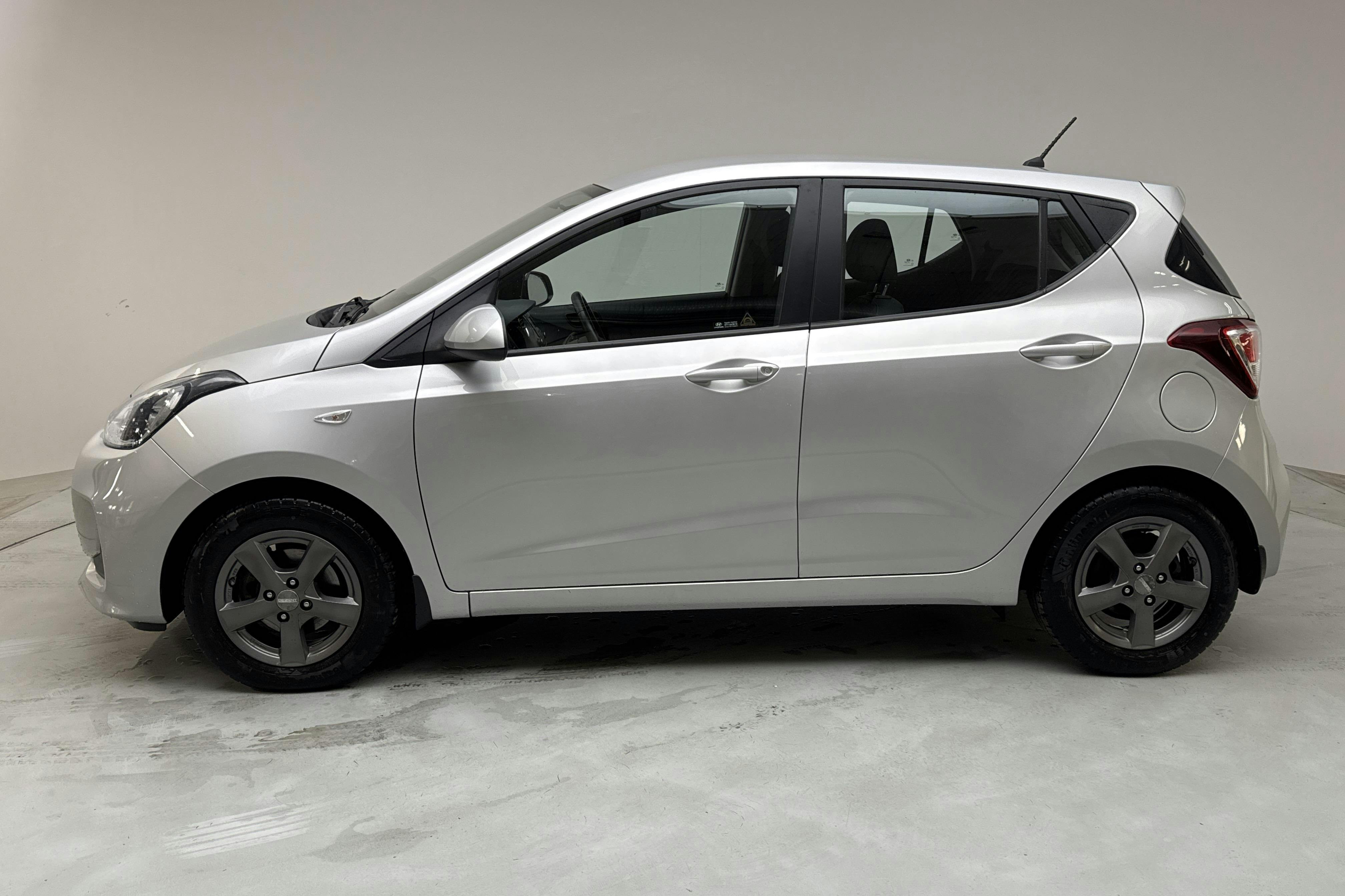 Hyundai i10 1.0 (66hk) - 5 439 mil - Manuell - silver - 2018