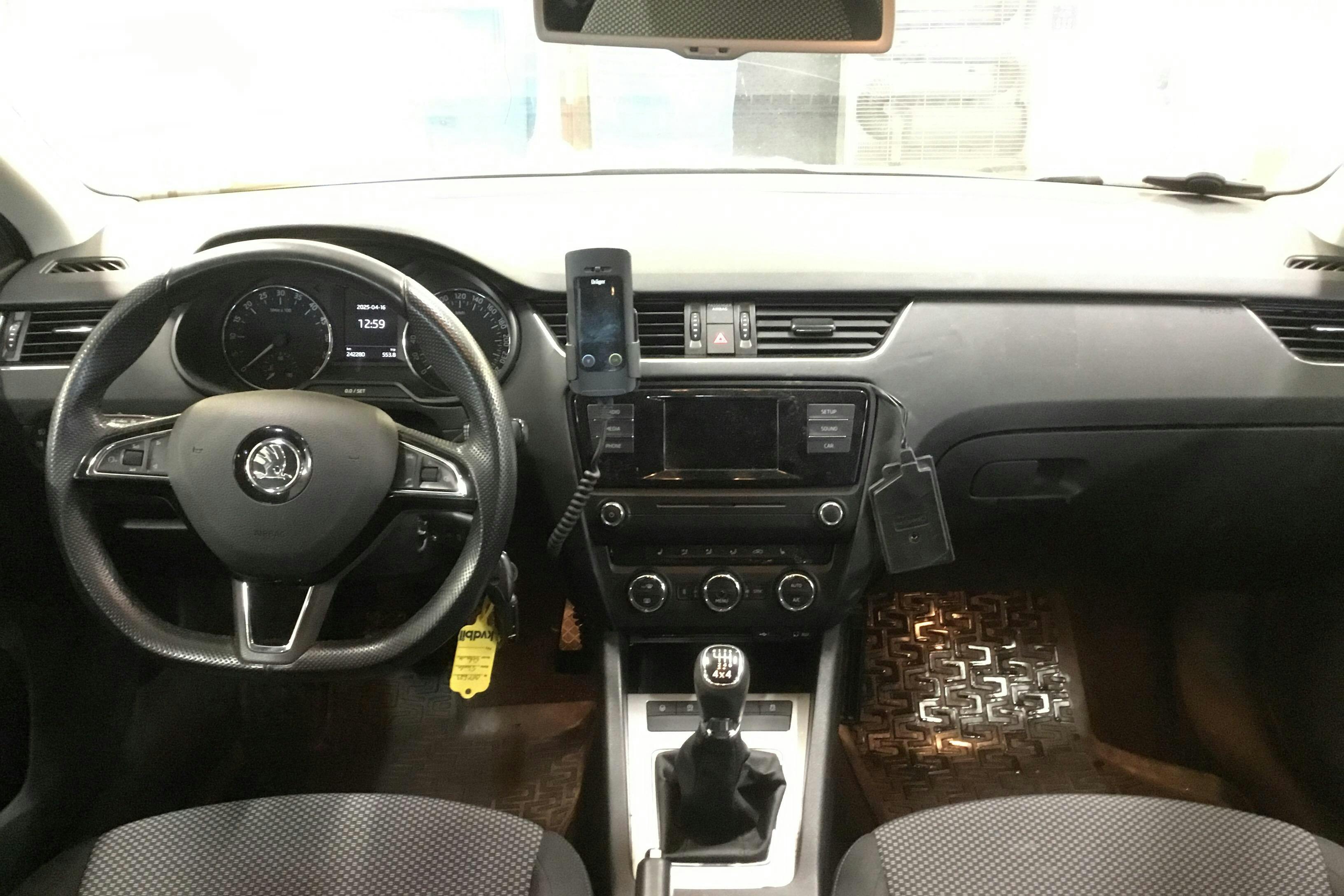Skoda Octavia III 1.6 TDI Combi 4X4 (110hk) - 242 280 km - Manual - white - 2016