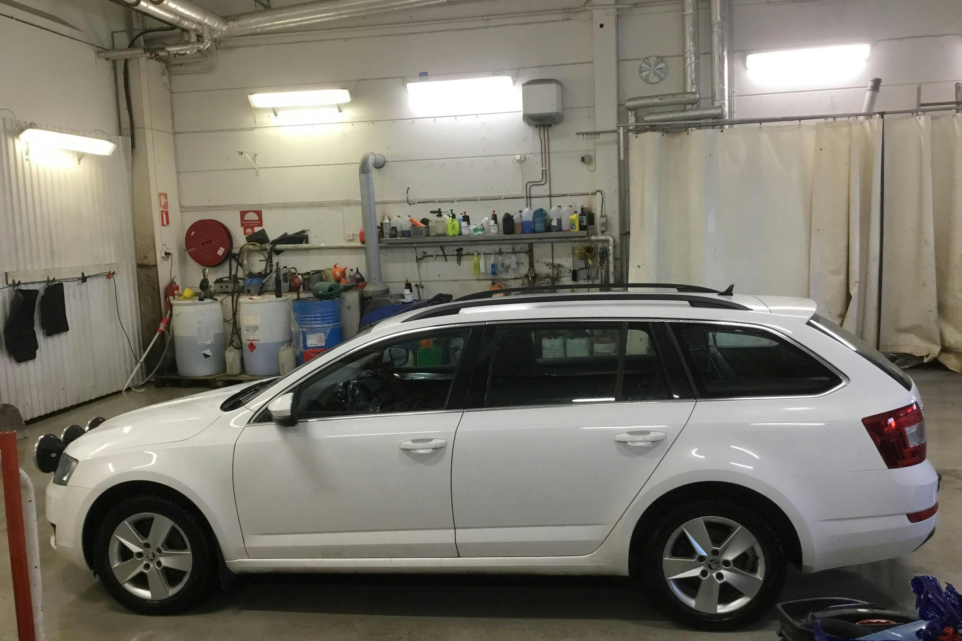 Skoda Octavia III 1.6 TDI Combi 4X4 (110hk) - 242 280 km - Manual - white - 2016