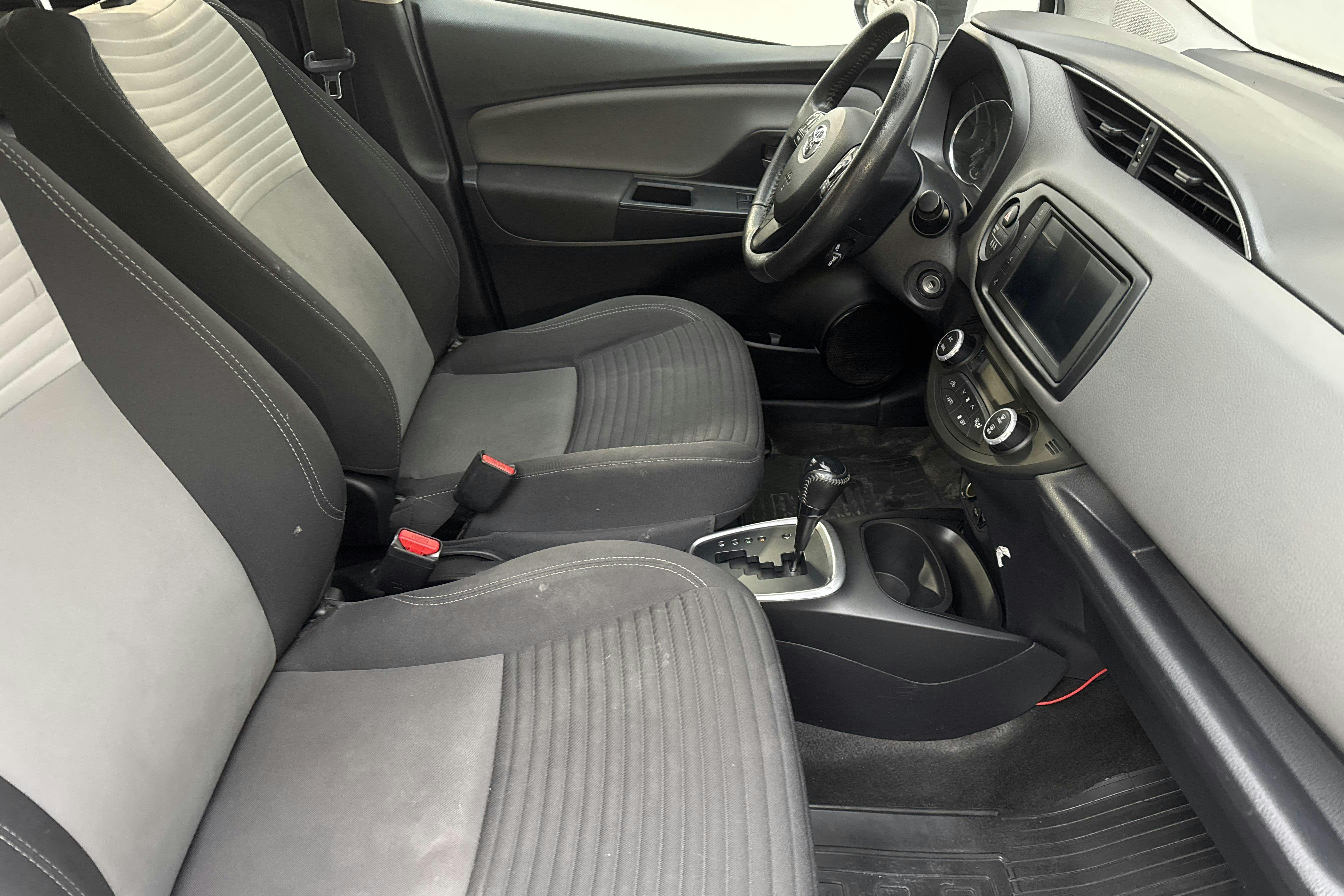Toyota Yaris 1.5 Hybrid 5dr (101hk) - 248 510 km - Automatic - white - 2020