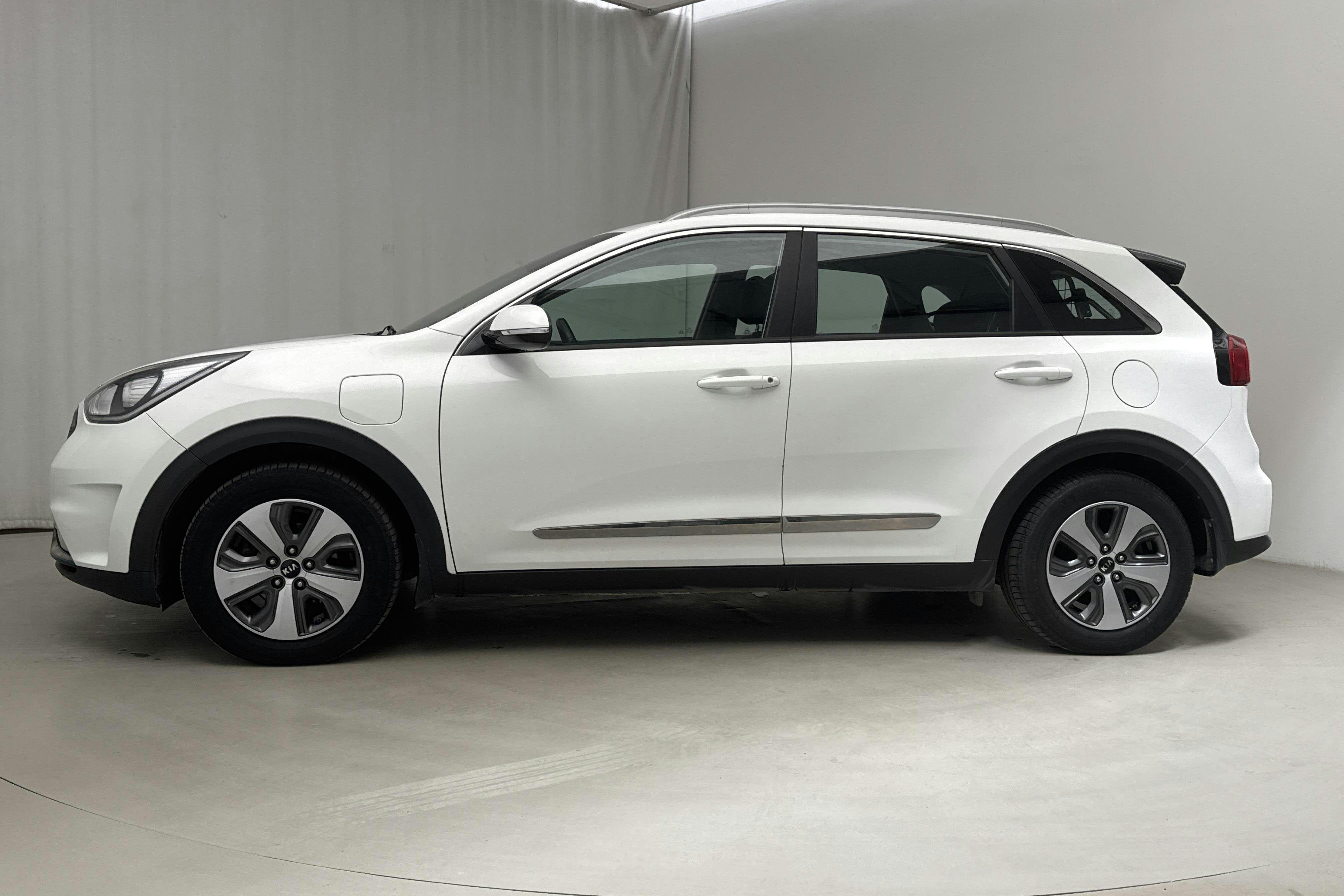 KIA Niro Plug-in Hybrid 1.6 (141hk) - 4 177 mil - Automat - vit - 2018