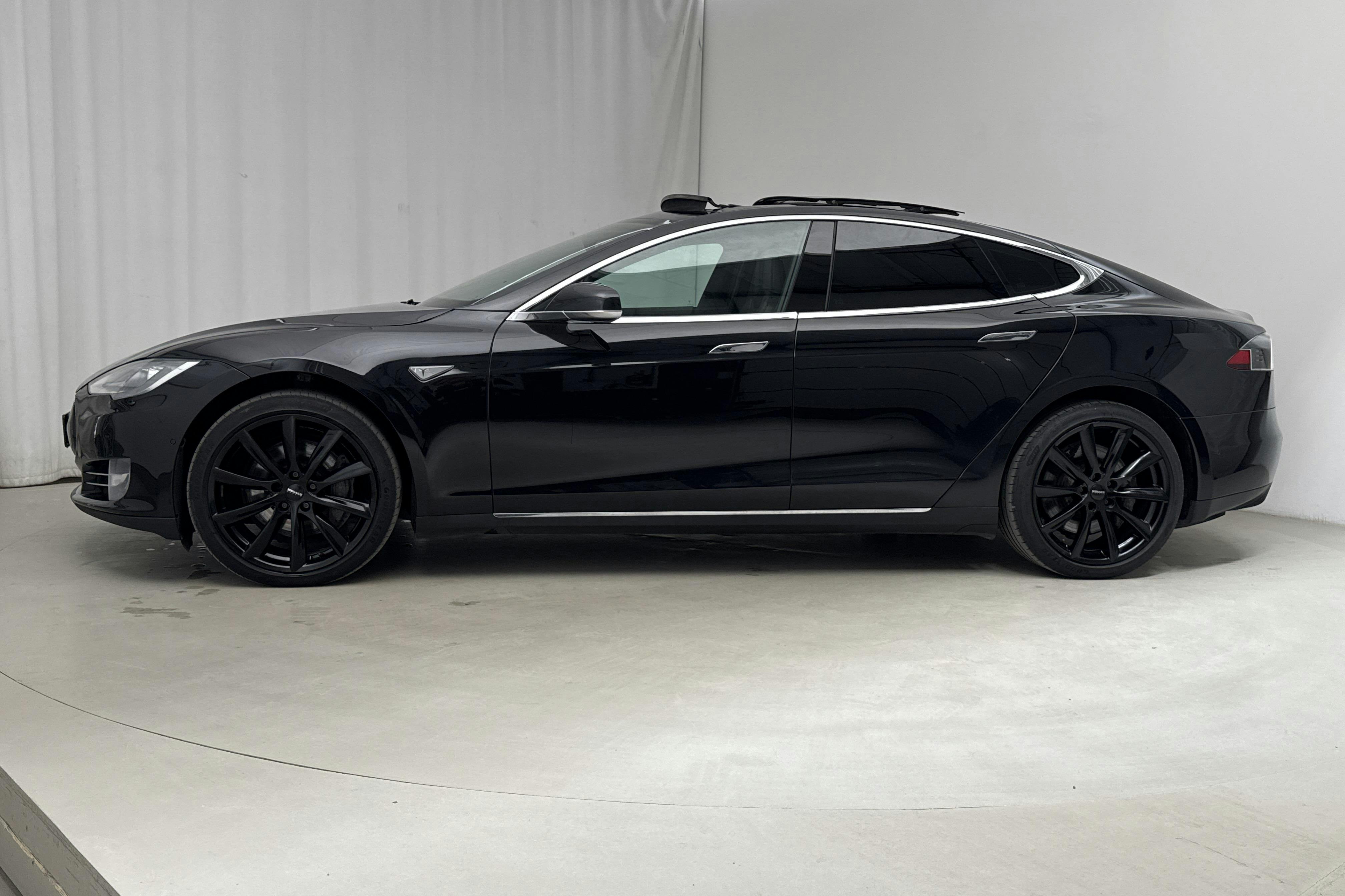 Tesla Model S 85D - 21 809 mil - Automat - svart - 2015