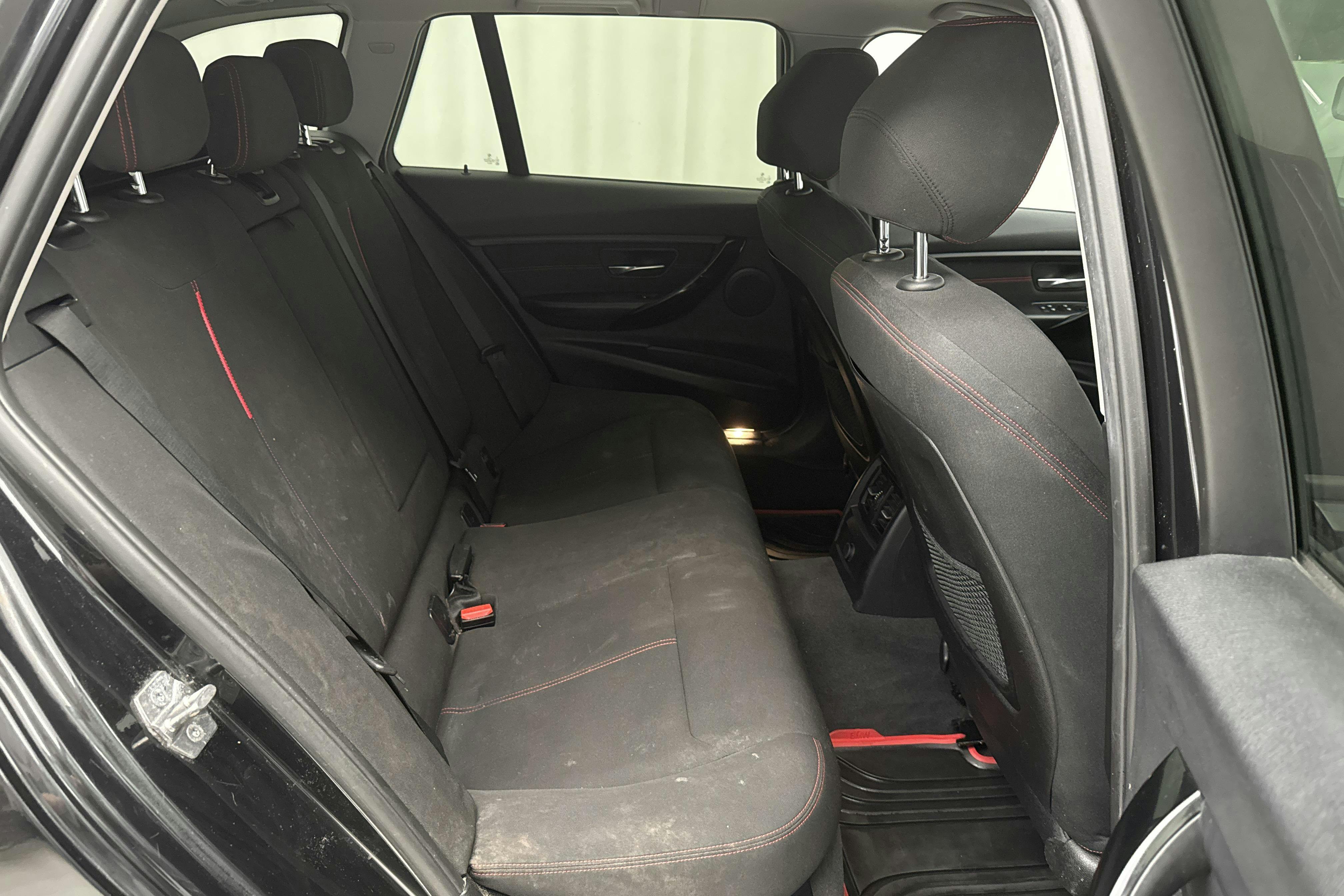 BMW 320d xDrive Touring, F31 (184hk) - 13 750 mil - Automat - svart - 2015