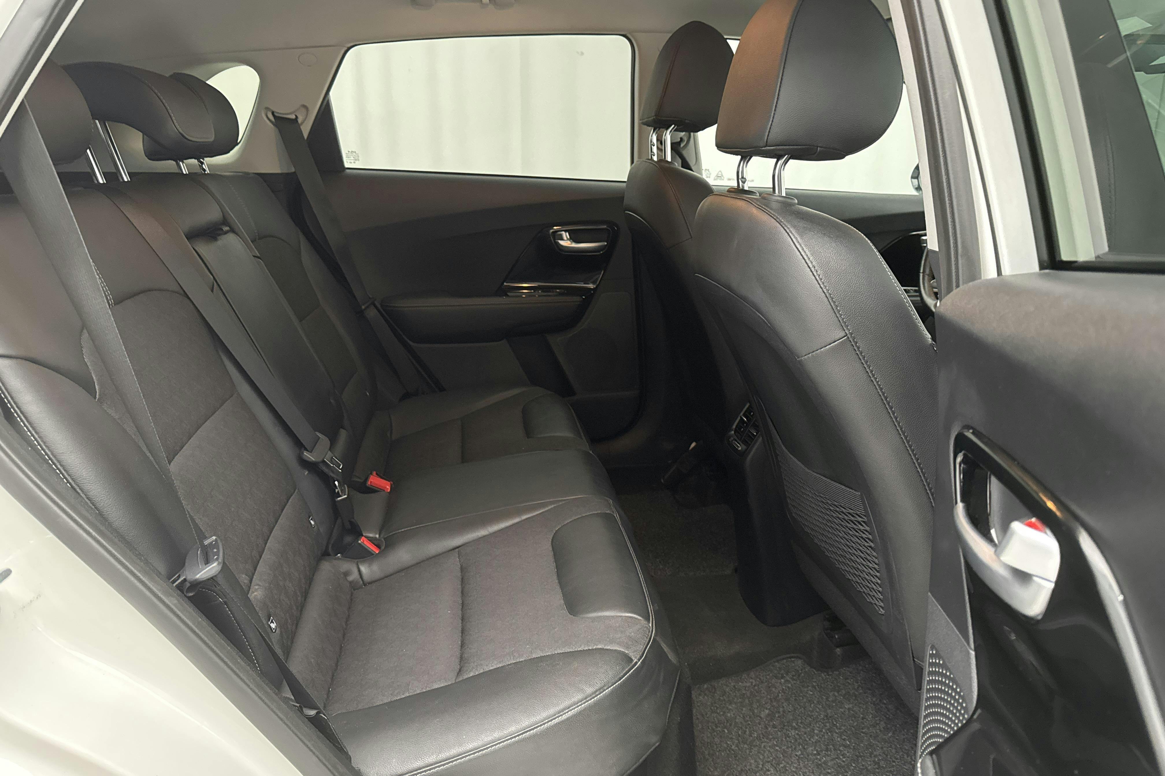 KIA Niro Plug-in Hybrid 1.6 (141hk) - 58 010 km - Automaatne - valge - 2022