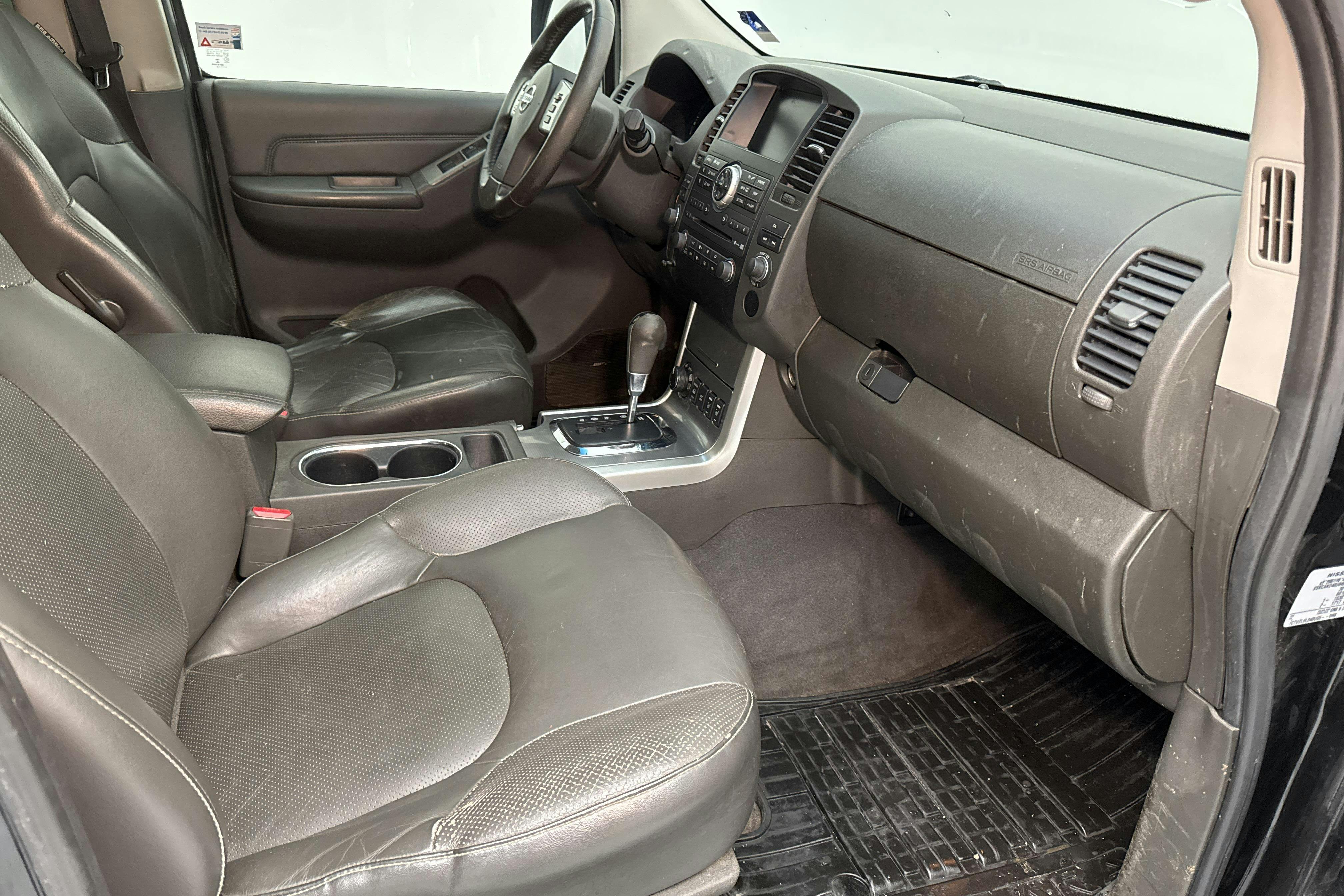 Nissan Navara 3.0 dCi V6 (231hk) - 27 279 mil - Automat - svart - 2012