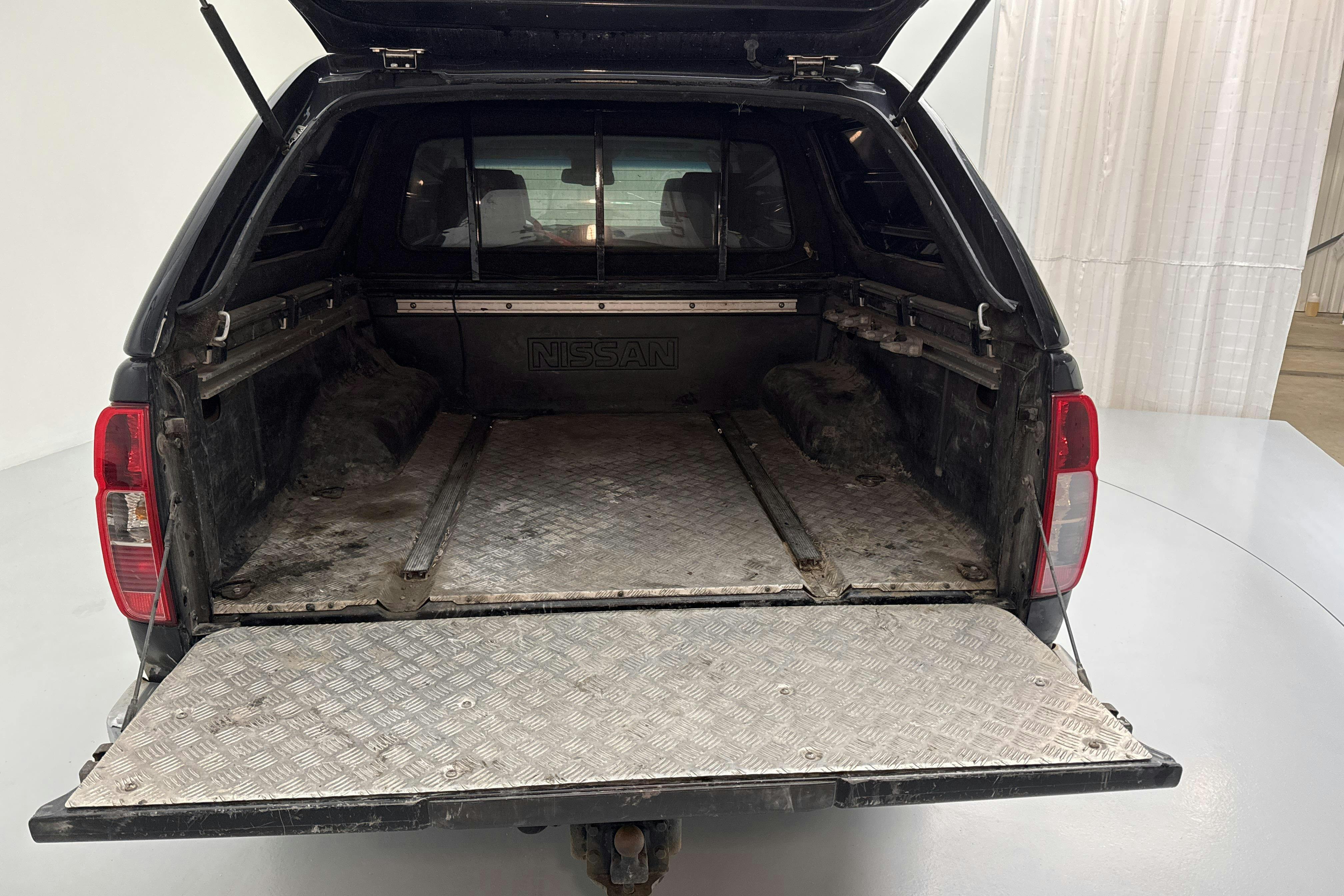 Nissan Navara 3.0 dCi V6 (231hk) - 27 279 mil - Automat - svart - 2012